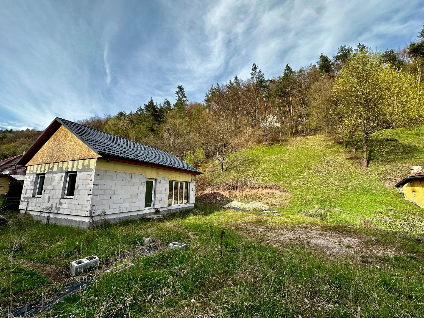 MAĎARSKO - HOLLOHÁZA NOVOSTAVBA 3 IZBOVÉHO RD - SUPER PROSTREDIE S VÝHĽADOM NA OKOLITÉ LESY.