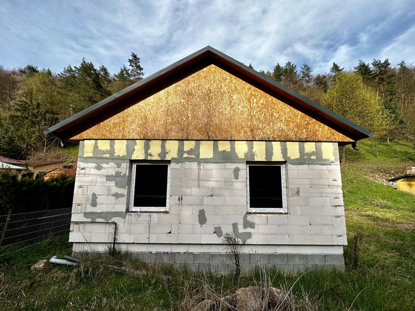 MAĎARSKO - HOLLOHÁZA NOVOSTAVBA 3 IZBOVÉHO RD - SUPER PROSTREDIE S VÝHĽADOM NA OKOLITÉ LESY.