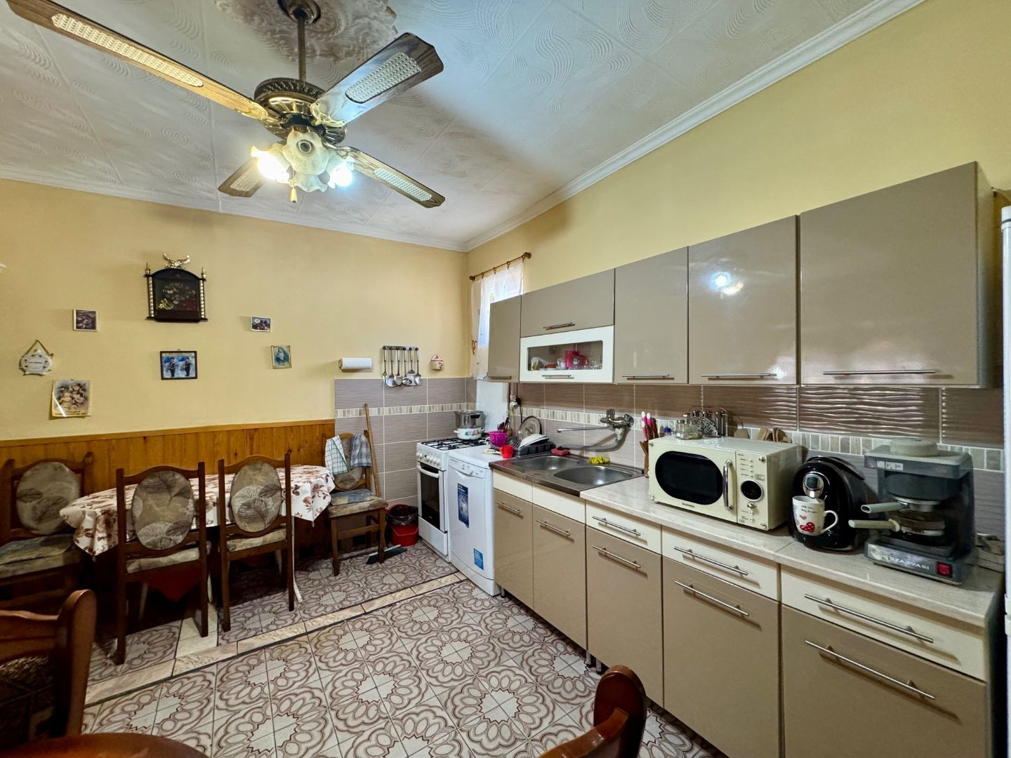 MAĎARSKO - ENCS  5 IZBOVÝ POSCHODOVÝ DOM + 2 IZBOVÝ DOM, ZÁHRADA.