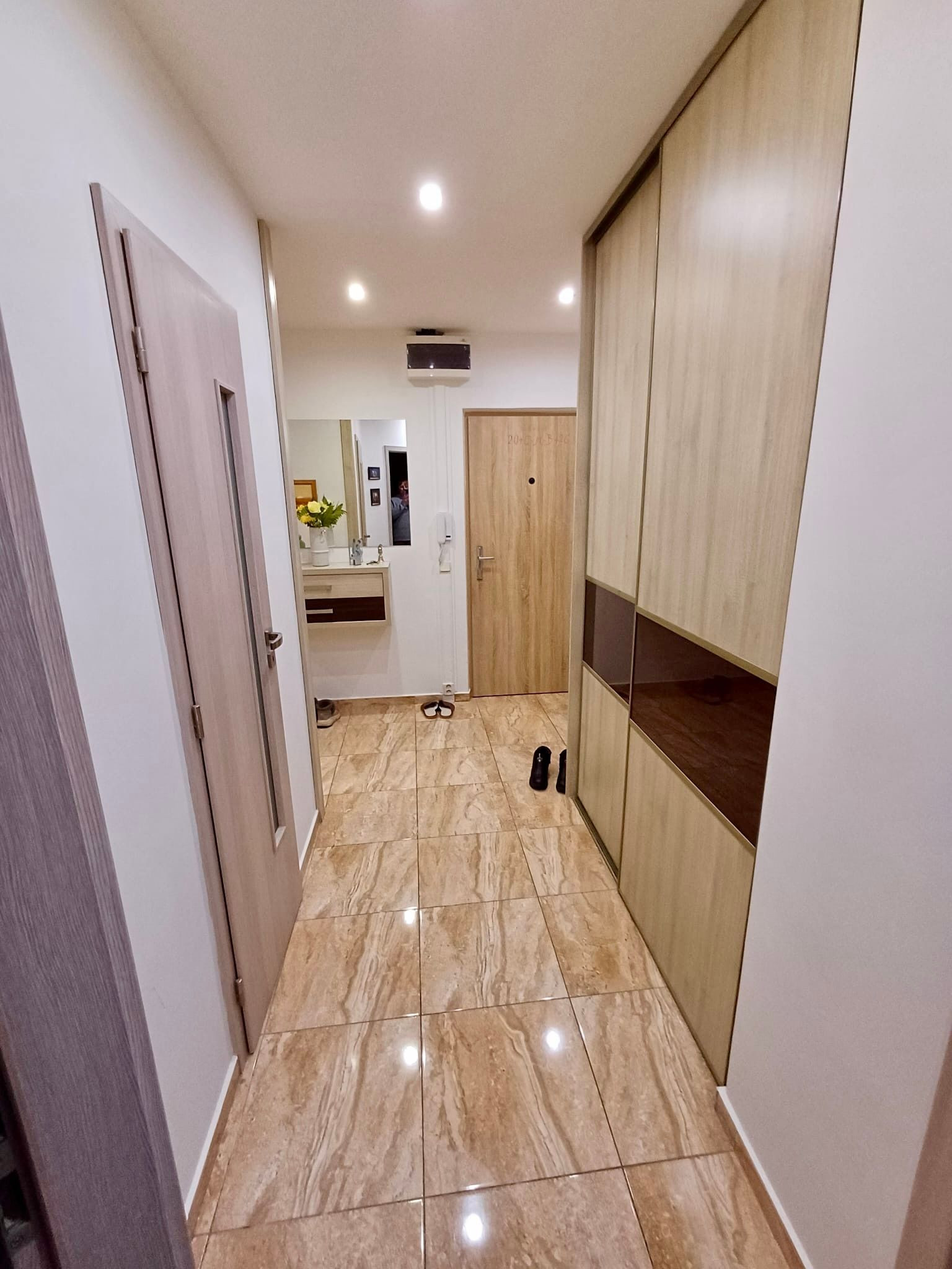 KPT. NÁLEPKU - ŠIRŠIE CENTRUM MESTA. - 3 IZBOVÝ ZARIADENÝ BYT 70 M2