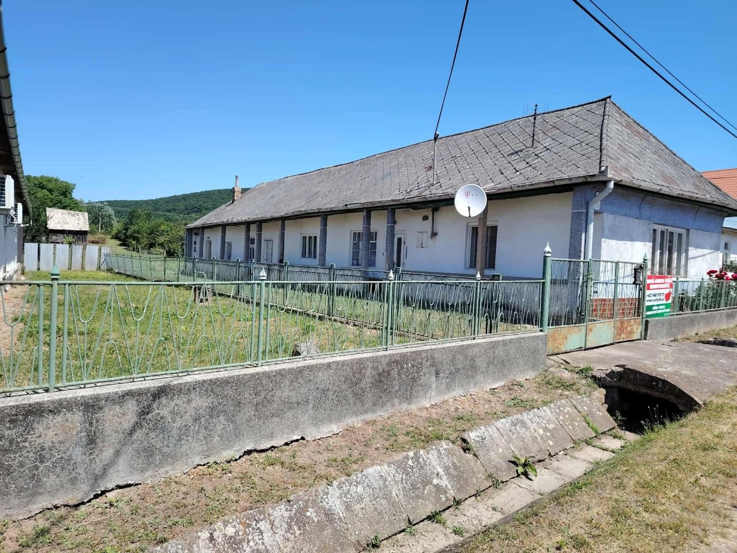 ČERNOCHOV - 3 IZBOVÝ RD V DOBROM STAVE, LETNÁ KUCHYŇA, 2007 M2 POZEMOK.