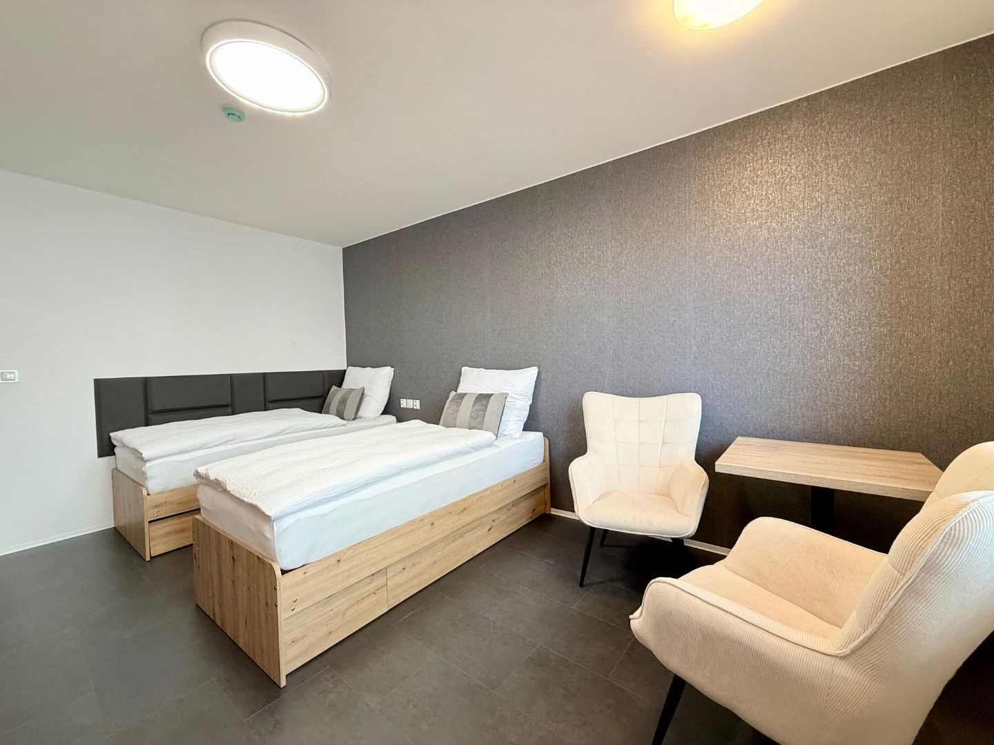 CENTRUM MESTA - VRÁTNA - 1 IZBOVÝ MODERNÝ ZARIADENÝ BYT.