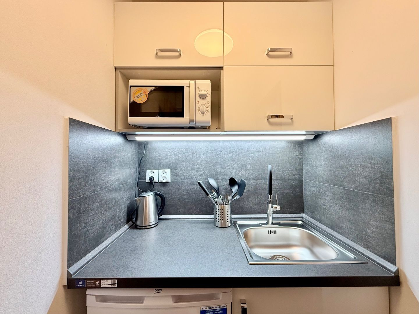 CENTRUM MESTA - VRÁTNA - 1 IZBOVÝ MODERNÝ ZARIADENÝ BYT.