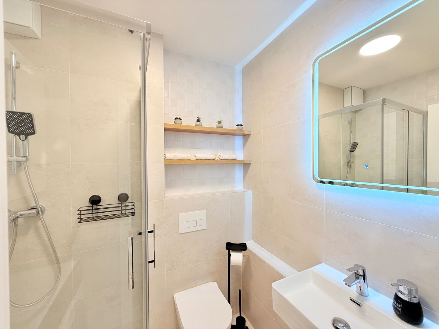 JUH - PRI AUPARKU KRIVÁ - 2 IZBOVÝ BYT KOMPLETNE ZARIADENÝ.