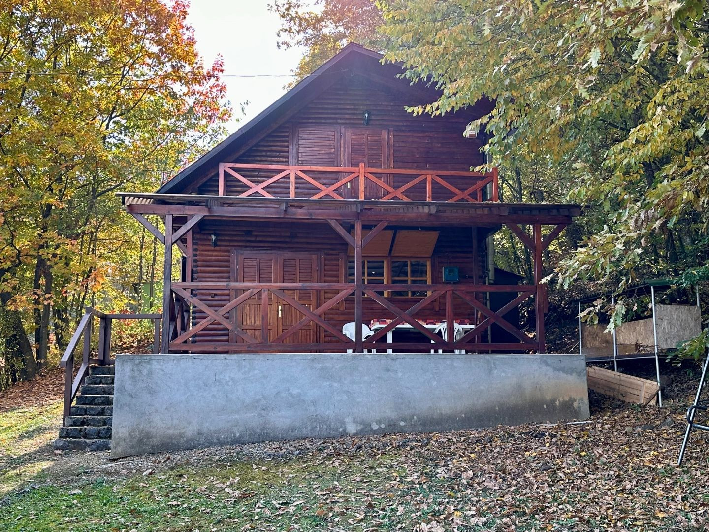 MAĎARSKO - JAZERO RAKACA - 4 IZBOVÁ ZARIADENÁ ZRUBOVÁ POSCHODOVÁ CHATA PRI JAZERE S TERASOU.