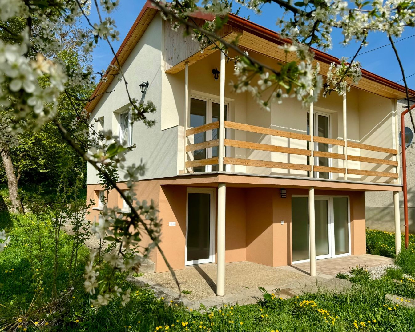 NOVÁ CENA - MAĎARSKO - JAZERO RAKACA - POSCHODOVÁ 3 IZBOVÁ CHATA, KUCHYŇA, PRI JAZERE S TERASOU.