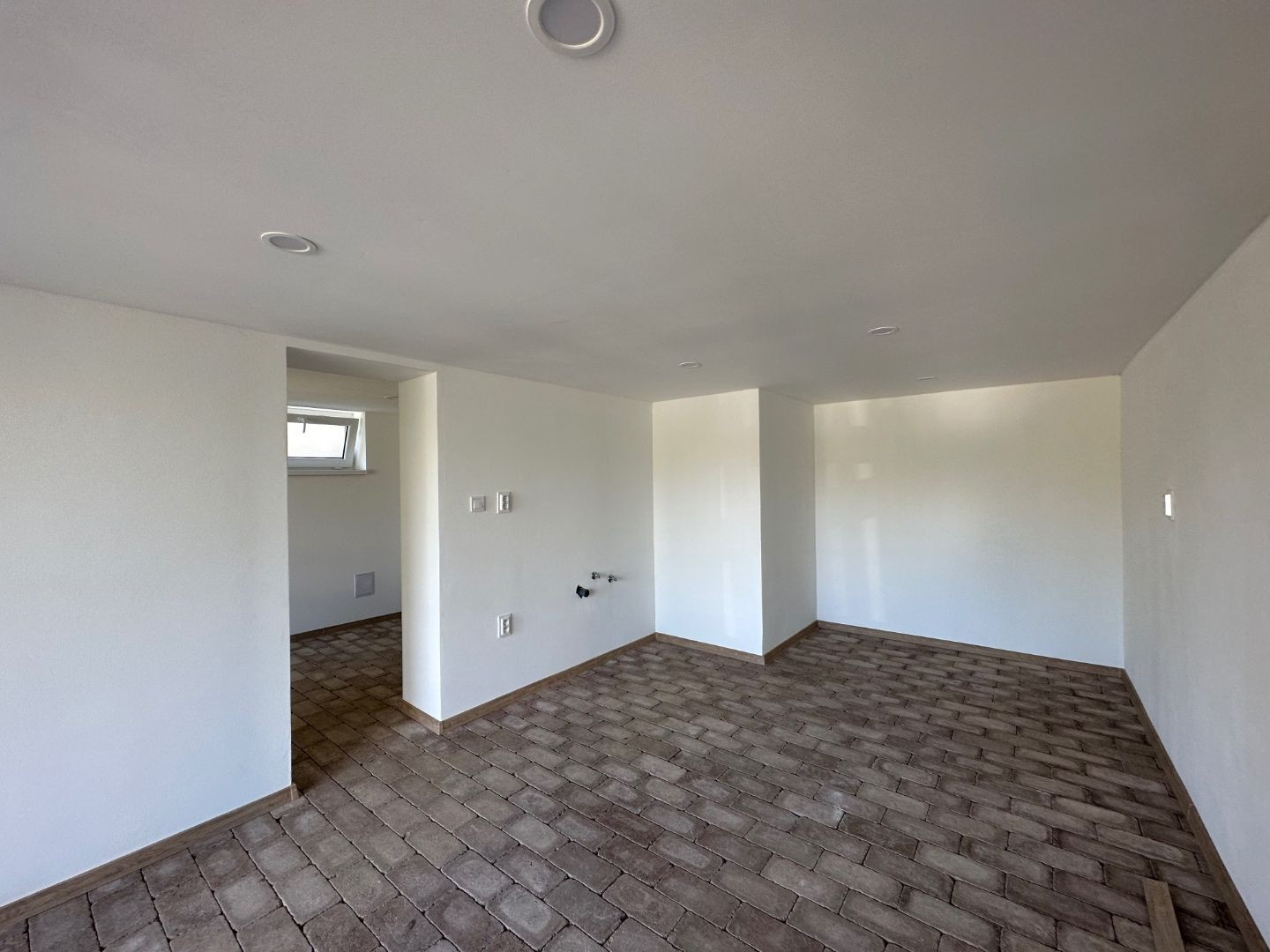 NOVÁ CENA - MAĎARSKO - JAZERO RAKACA - POSCHODOVÁ 3 IZBOVÁ CHATA, KUCHYŇA, PRI JAZERE S TERASOU.