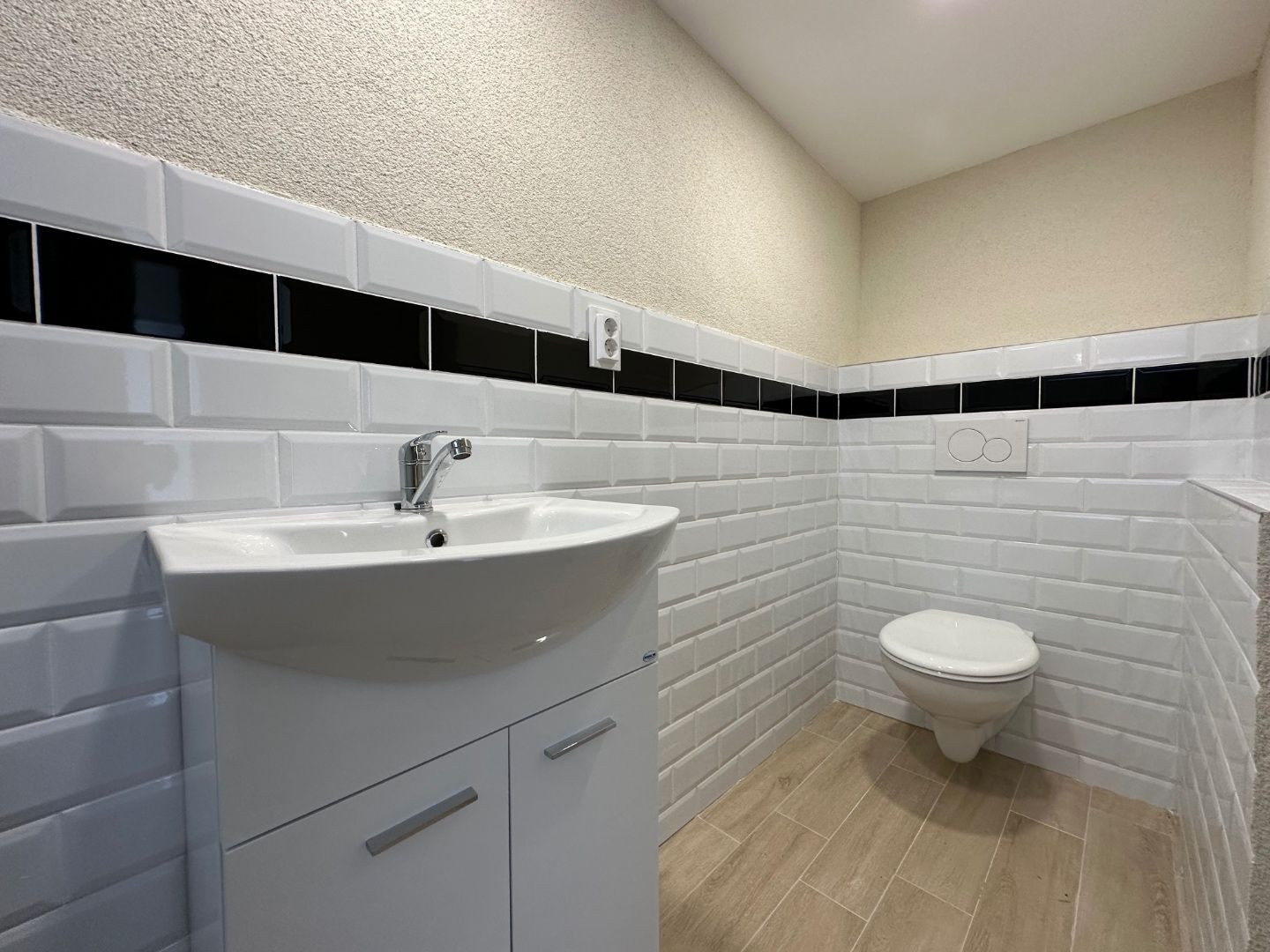 NOVÁ CENA - MAĎARSKO - JAZERO RAKACA - POSCHODOVÁ 3 IZBOVÁ CHATA, KUCHYŇA, PRI JAZERE S TERASOU.