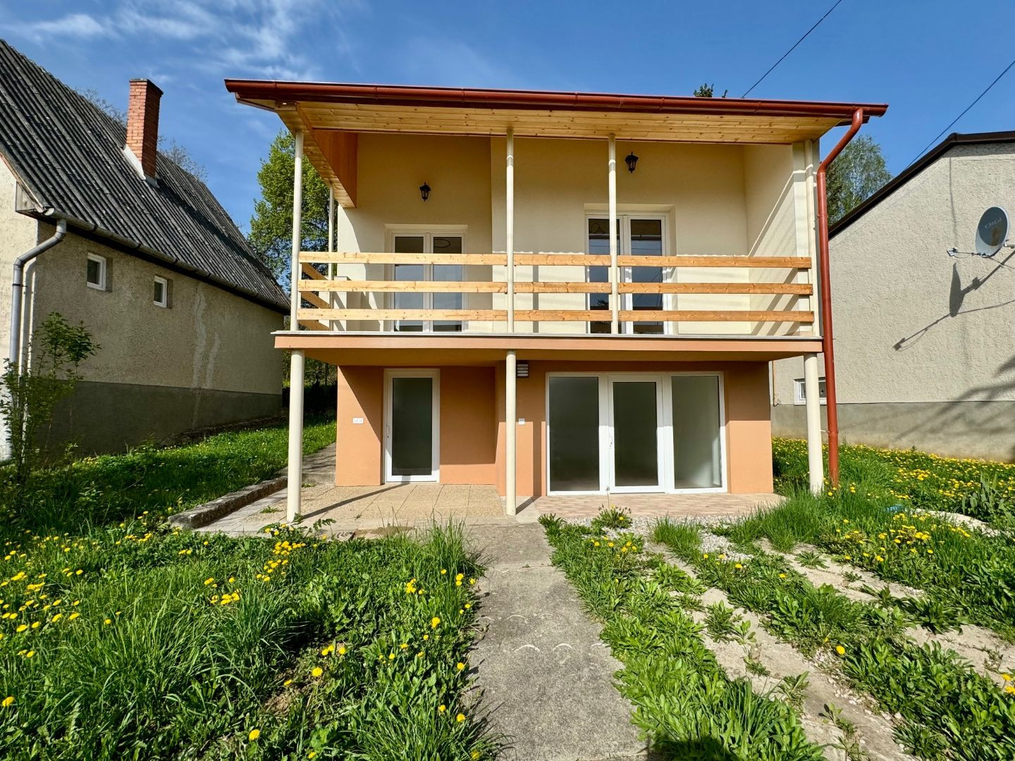 NOVÁ CENA - MAĎARSKO - JAZERO RAKACA - POSCHODOVÁ 3 IZBOVÁ CHATA, KUCHYŇA, PRI JAZERE S TERASOU.