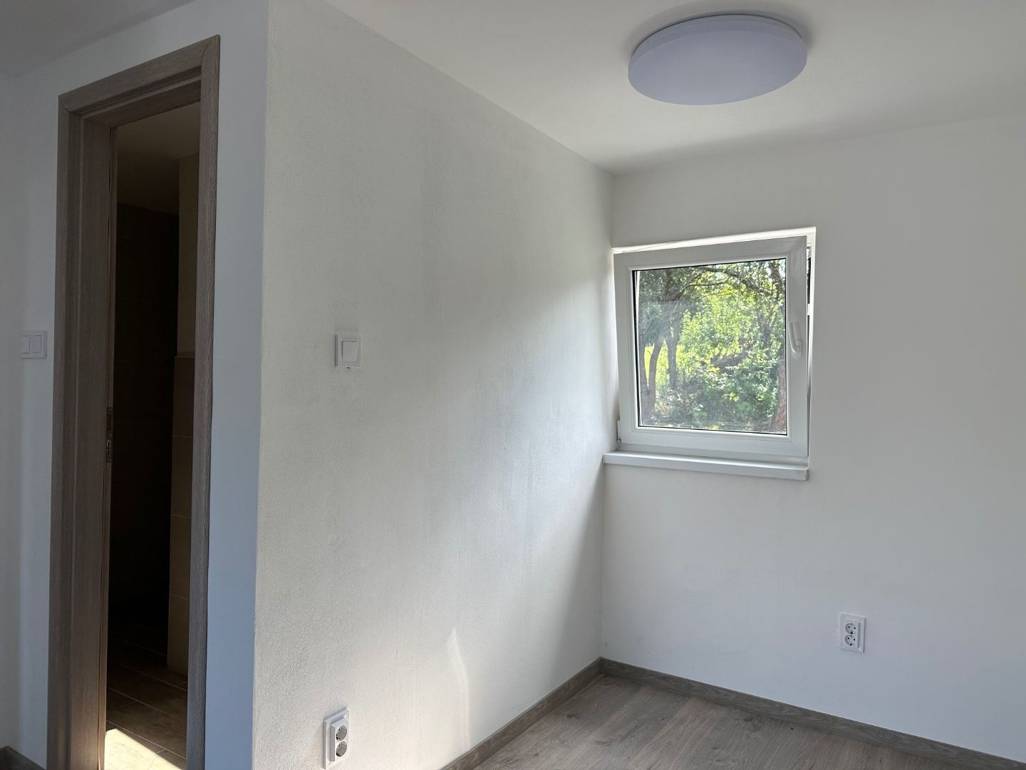 NOVÁ CENA - MAĎARSKO - JAZERO RAKACA - MUROVANÁ CHATA - PRI JAZERE S TERASOU.