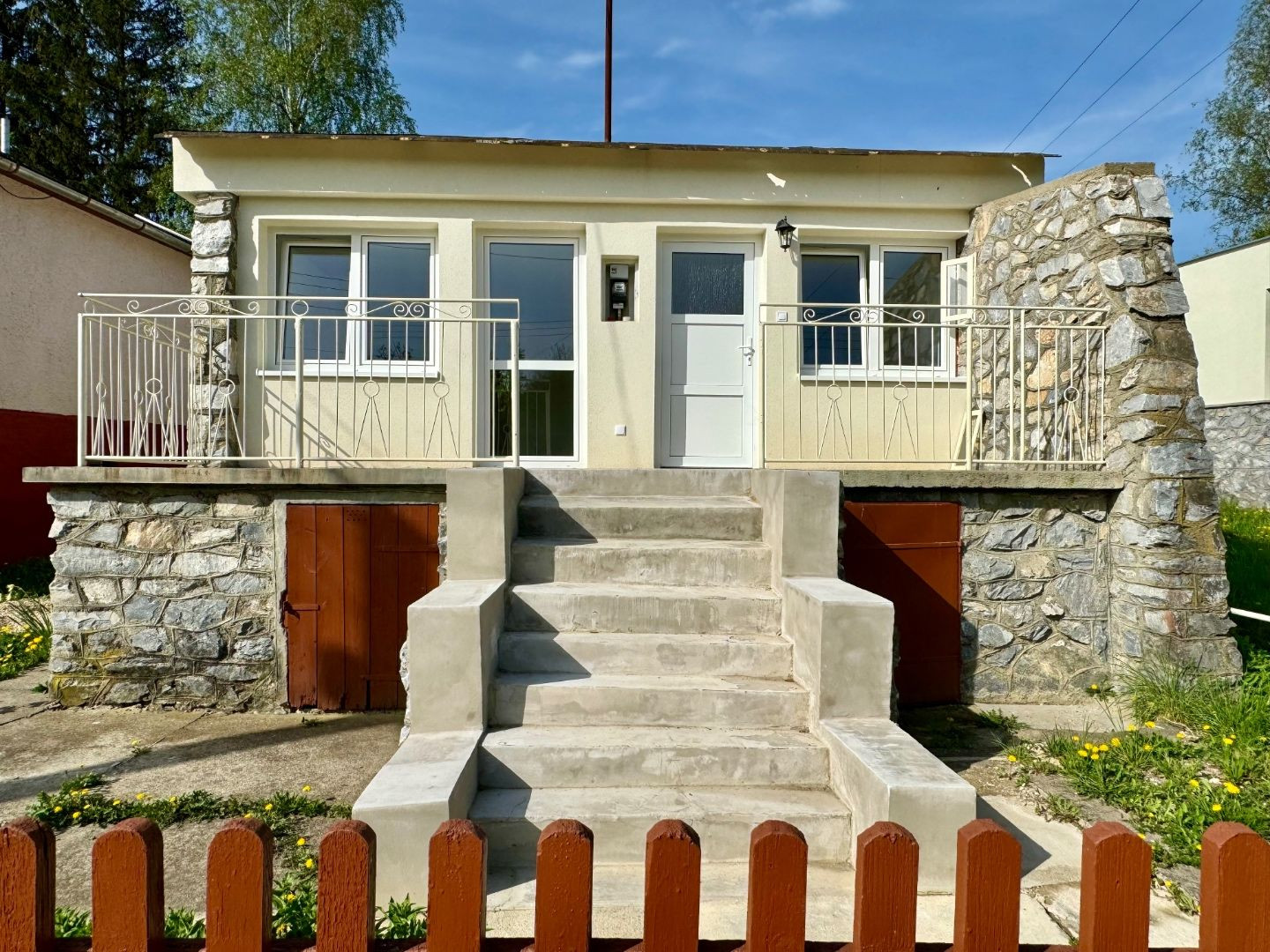 NOVÁ CENA - MAĎARSKO - JAZERO RAKACA - MUROVANÁ CHATA - PRI JAZERE S TERASOU.