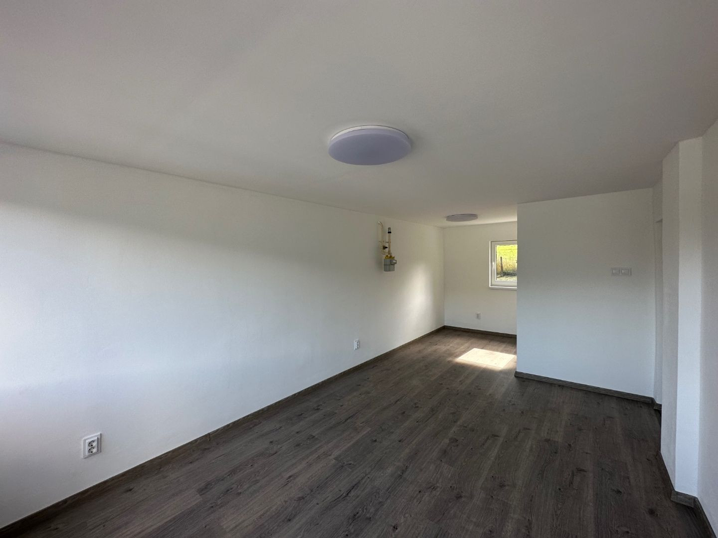 NOVÁ CENA - MAĎARSKO - JAZERO RAKACA - MUROVANÁ CHATA - PRI JAZERE S TERASOU.