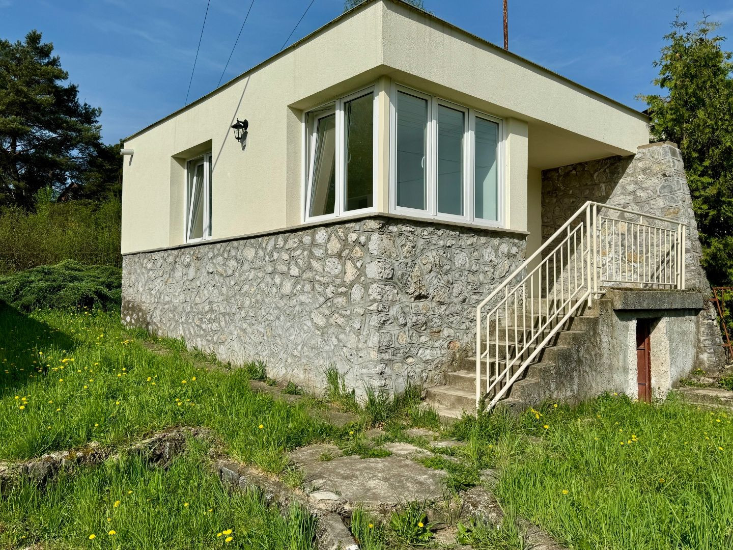 NOVÁ CENA - MAĎARSKO - JAZERO RAKACA - MUROVANÁ CHATA - PRI JAZERE S TERASOU.