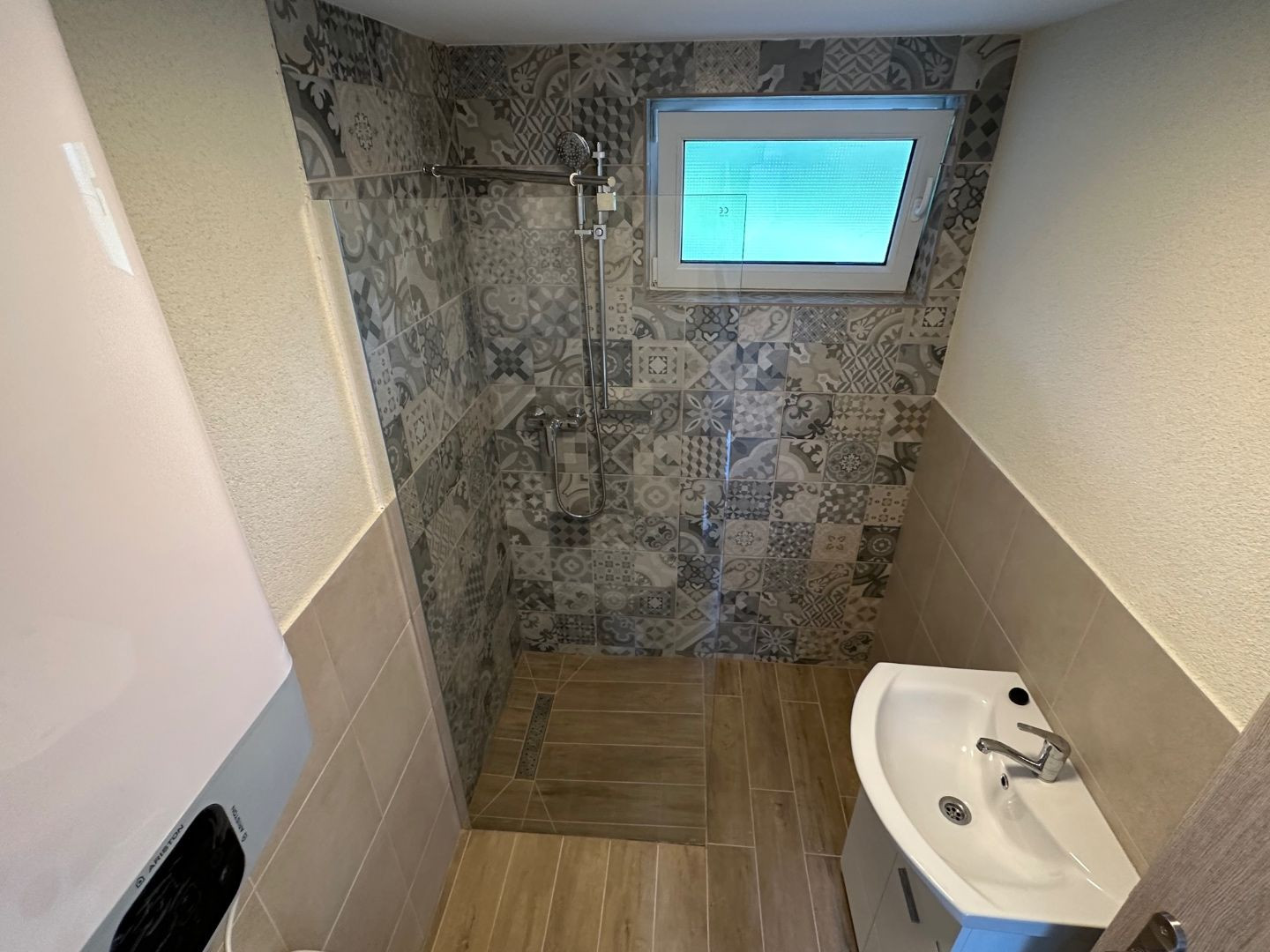 NOVÁ CENA - MAĎARSKO - JAZERO RAKACA - MUROVANÁ CHATA - PRI JAZERE S TERASOU.