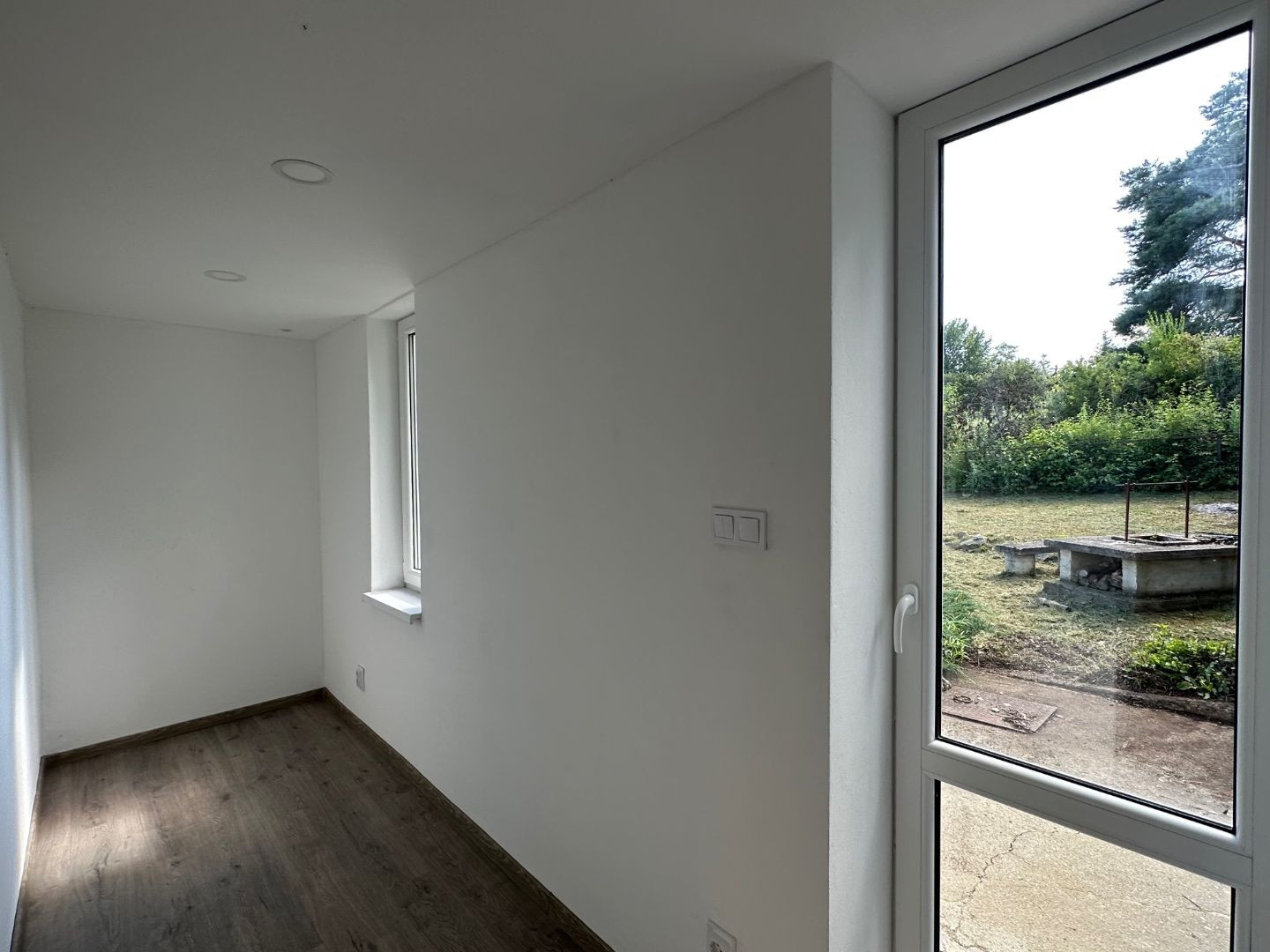 NOVÁ CENA - MAĎARSKO - JAZERO RAKACA - MUROVANÁ CHATA - PRI JAZERE S TERASOU.