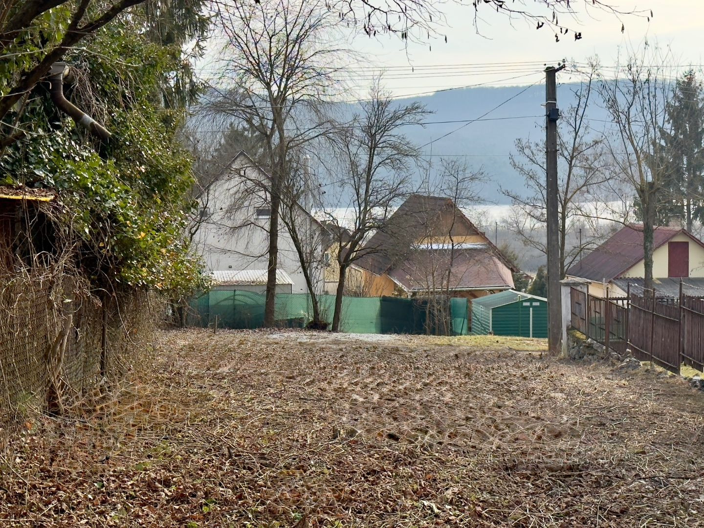 MAĎARSKO - JAZERO RAKACA  STAVEBNÝ POZEMOK 227 M2 - IS NA HRANICI POZEMKU.