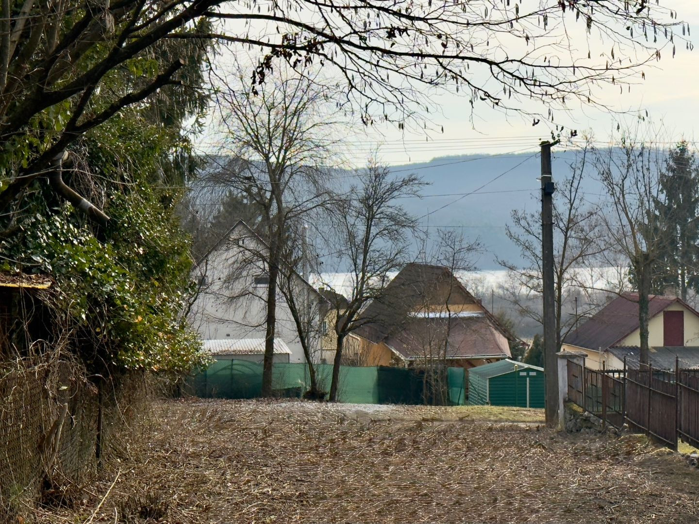 MAĎARSKO - JAZERO RAKACA  STAVEBNÝ POZEMOK 227 M2 - IS NA HRANICI POZEMKU.