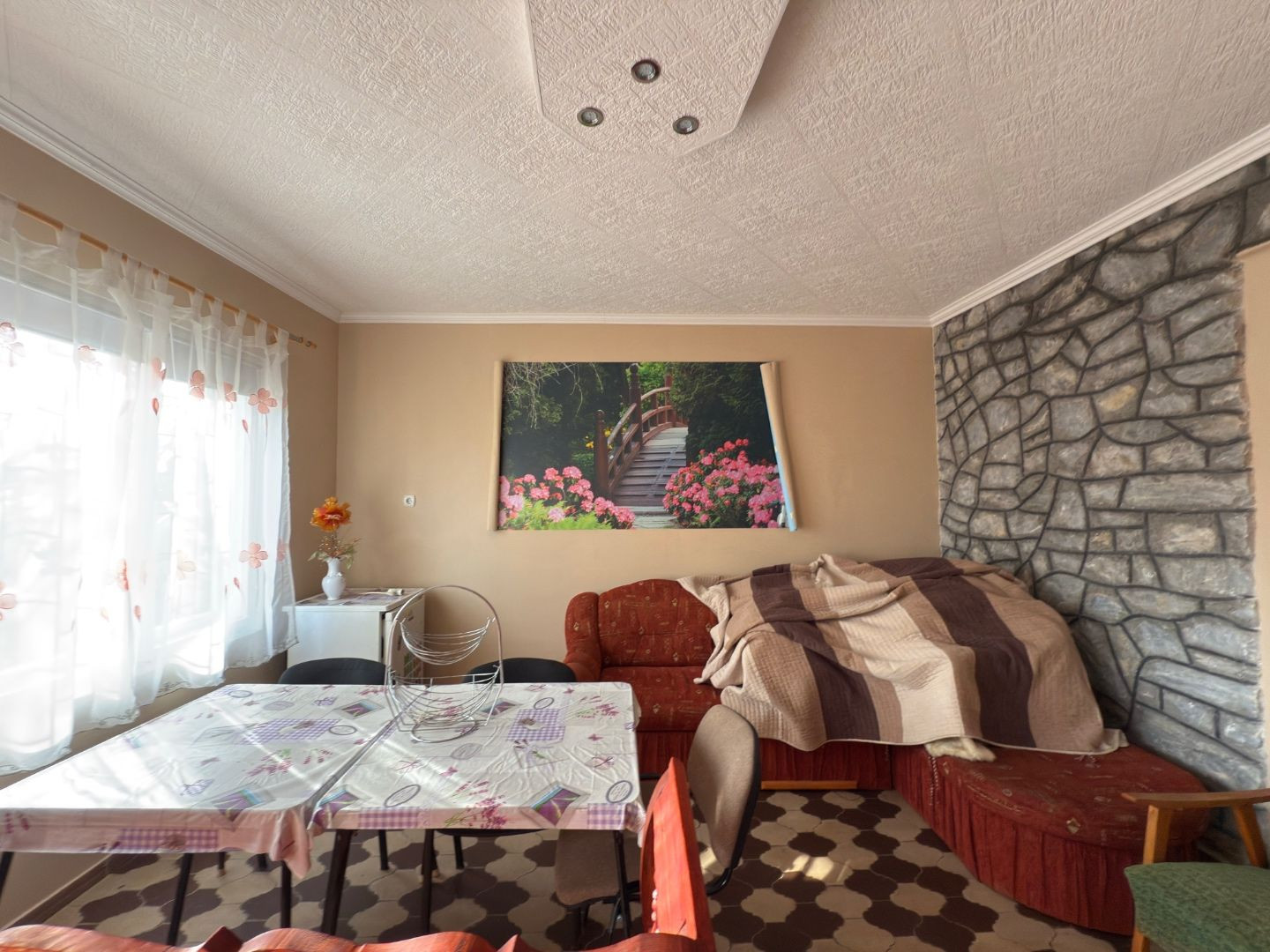 MAĎARSKO - JAZERO RAKACA - POSCHODOVÁ 3 IZBOVÁ CHATA PRI JAZERE S TERASOU.