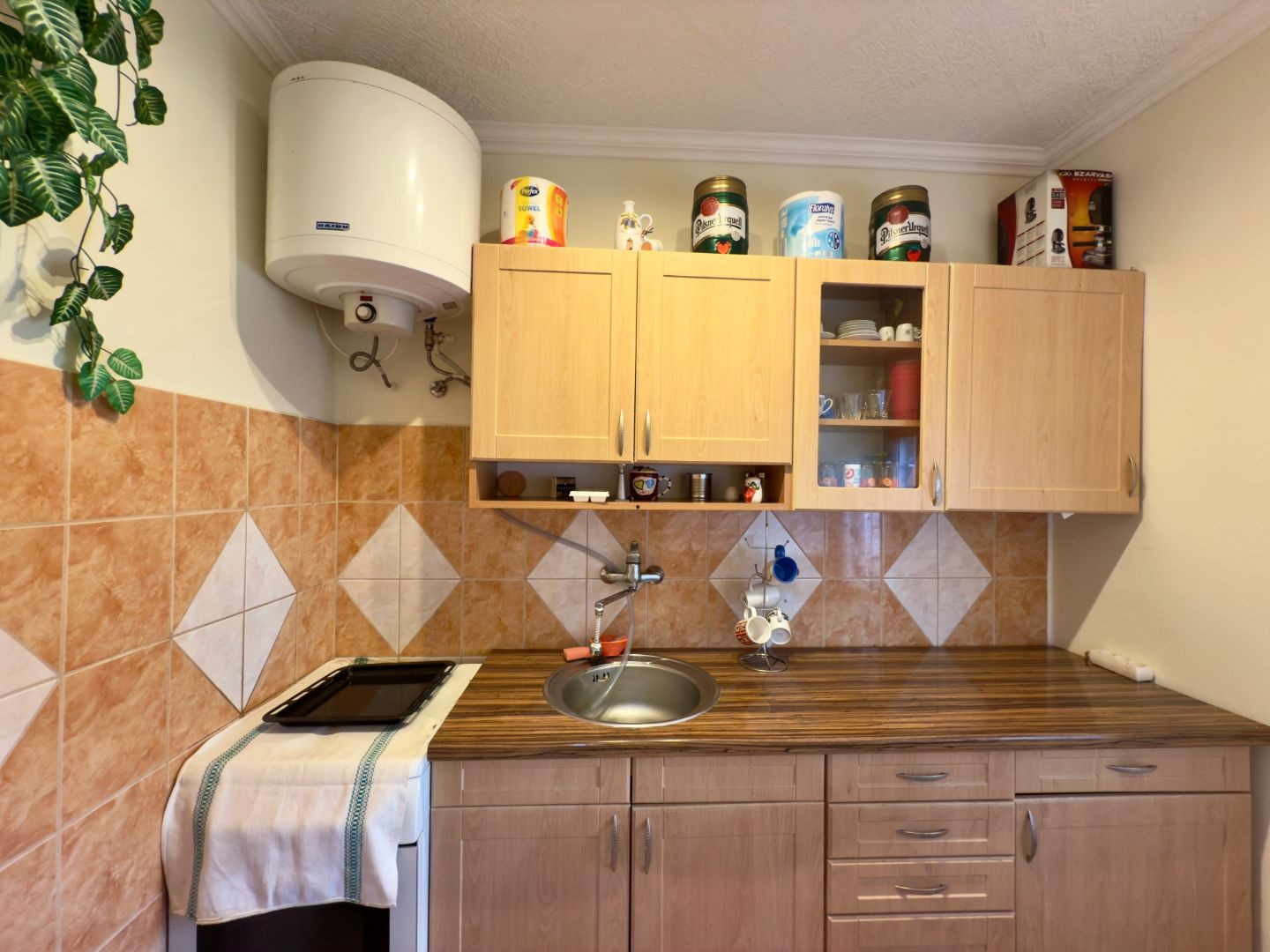 MAĎARSKO - JAZERO RAKACA - POSCHODOVÁ 3 IZBOVÁ CHATA PRI JAZERE S TERASOU.