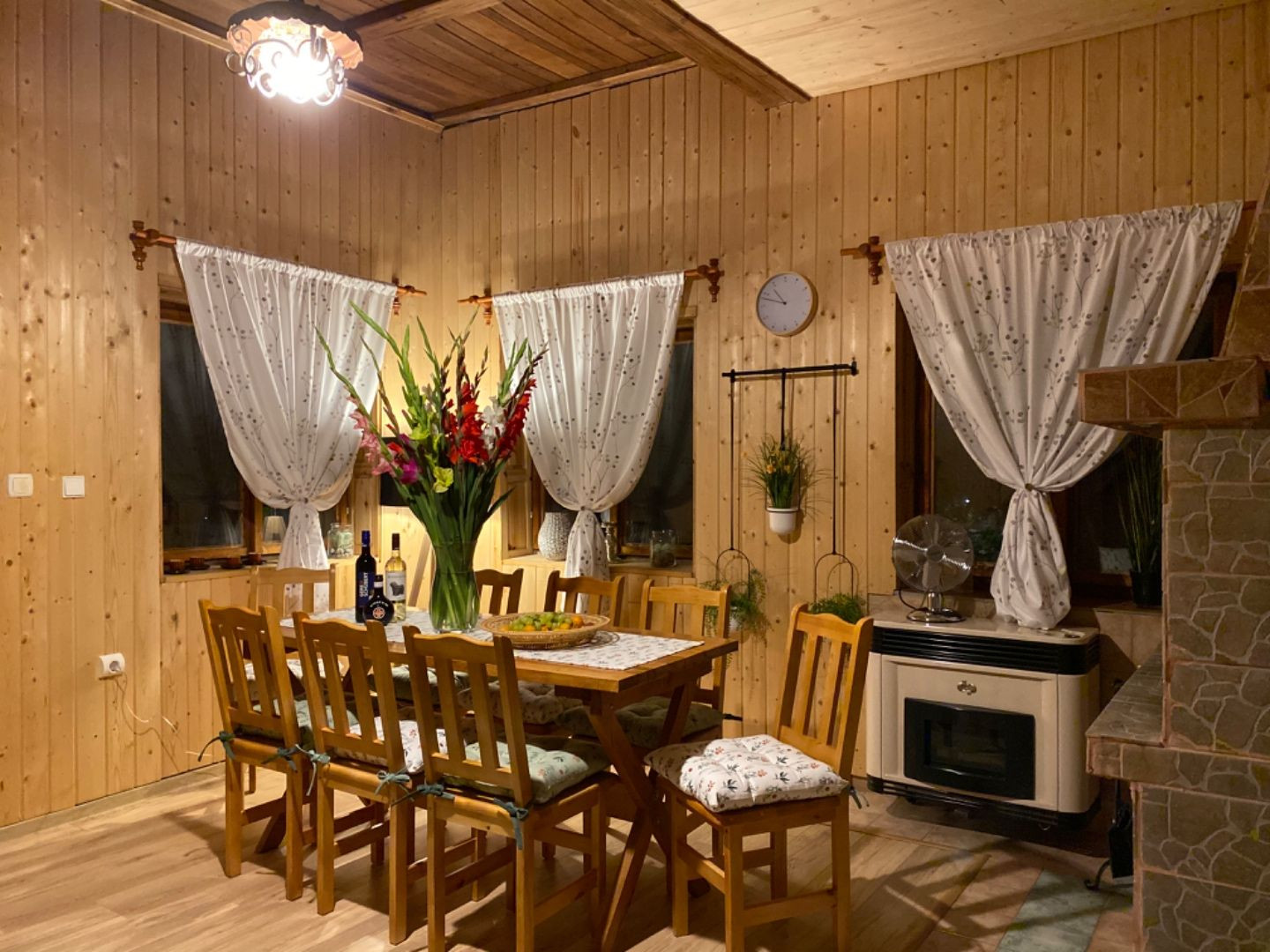 SZALONNA KOMPLETNE ZARIADENÁ 4 IZBOVÁ CHATA PRI JAZERE RAKACA.