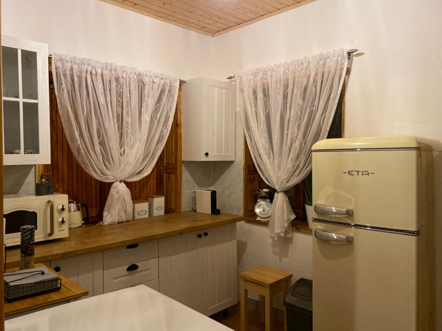 SZALONNA KOMPLETNE ZARIADENÁ 4 IZBOVÁ CHATA PRI JAZERE RAKACA.