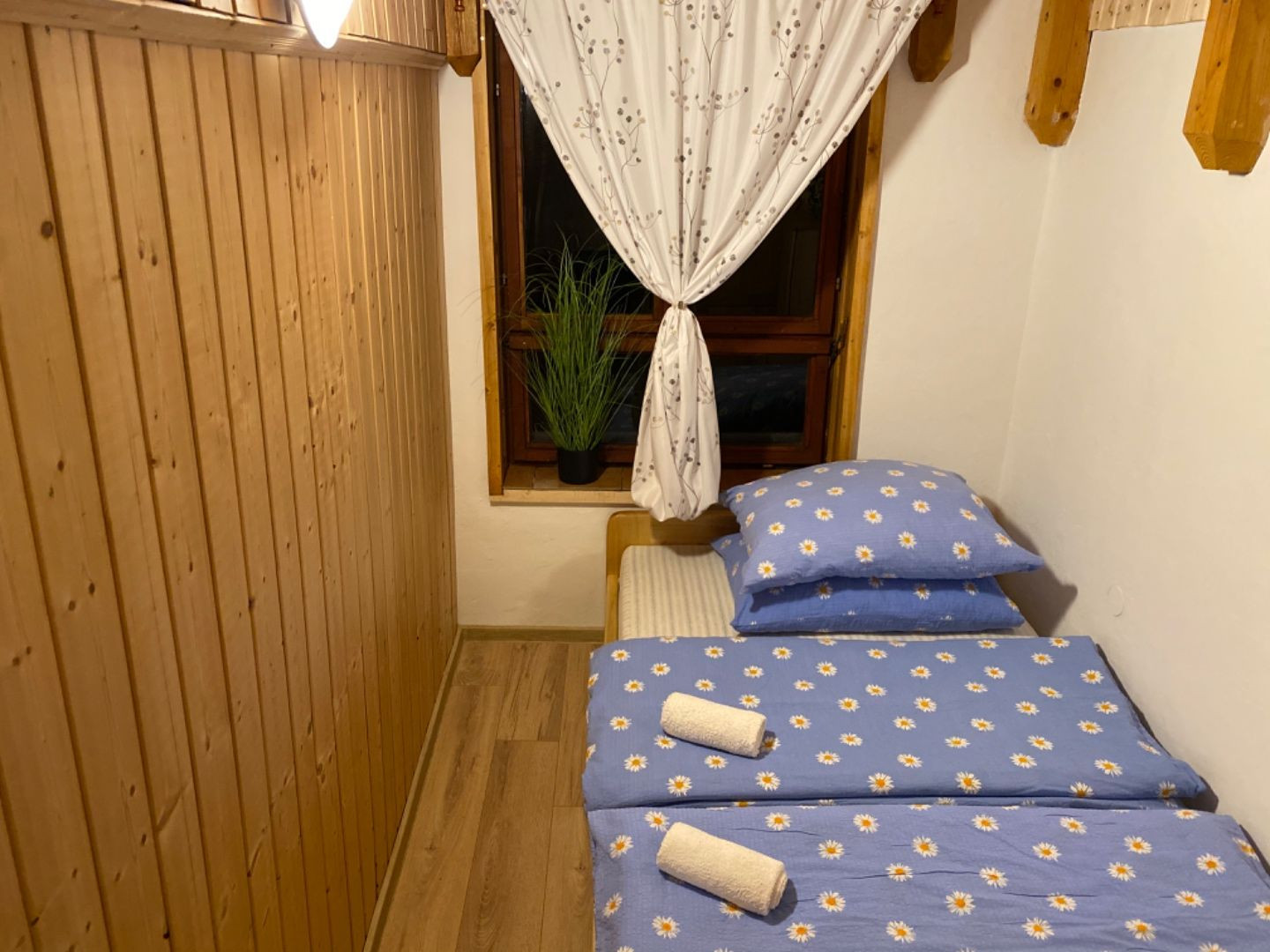 SZALONNA KOMPLETNE ZARIADENÁ 4 IZBOVÁ CHATA PRI JAZERE RAKACA.