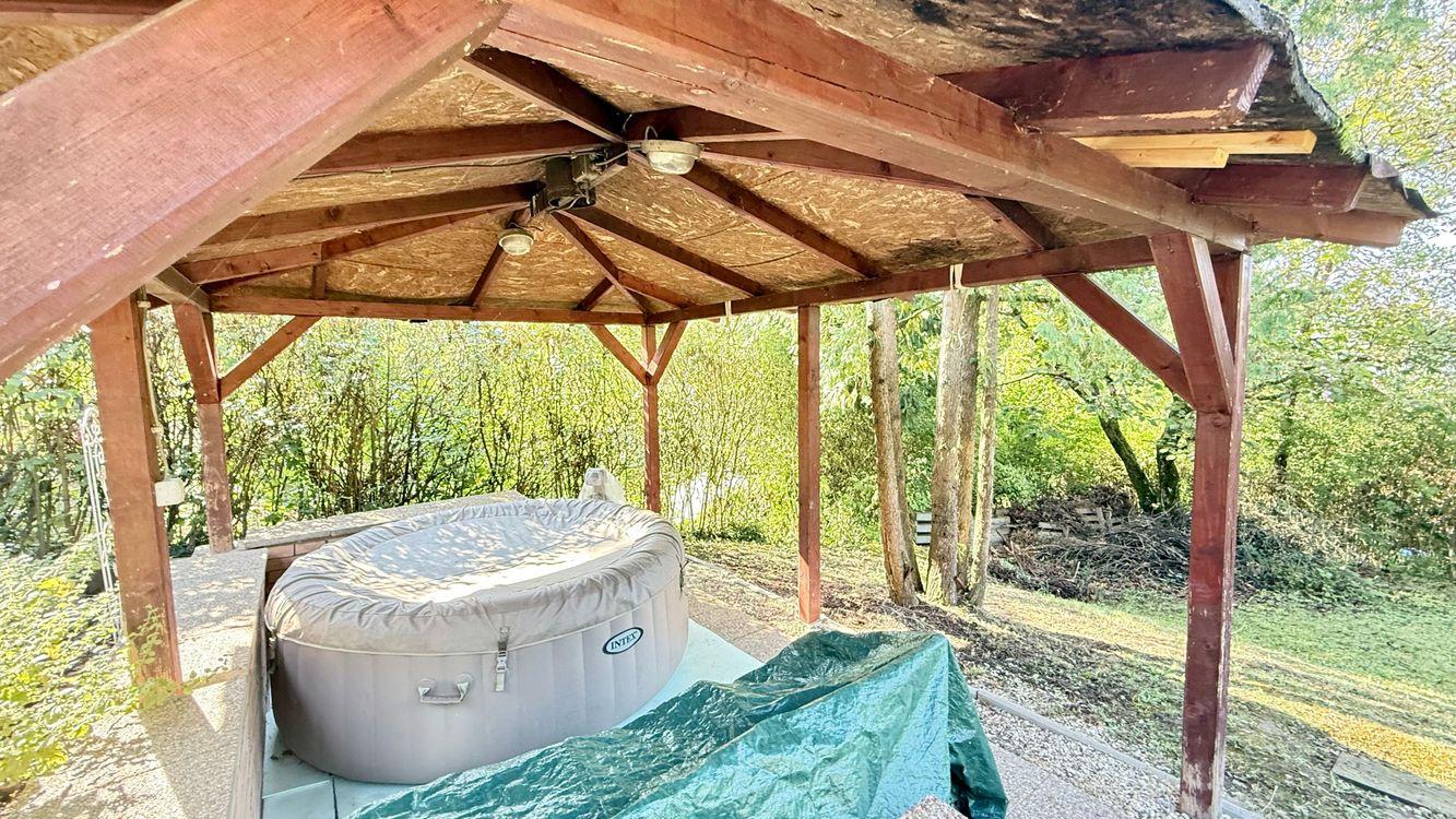 MAĎARSKO - JAZERO RAKACA - 4 IZBOVÁ CHATA, TERASA, VÍRIVKA.