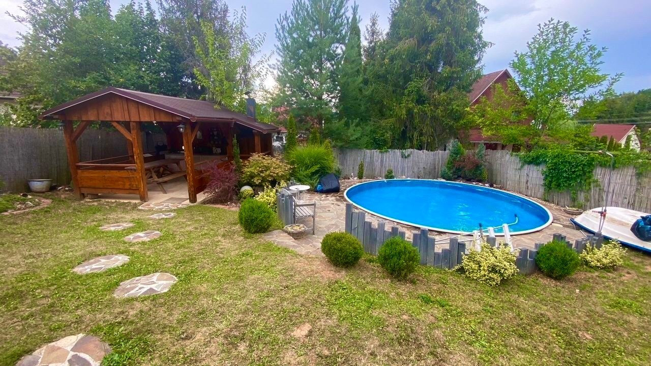 MAĎARSKO - LUXUSNÁ CHATA S LETNOU KUCHYŇOU A BAZÉNOM.