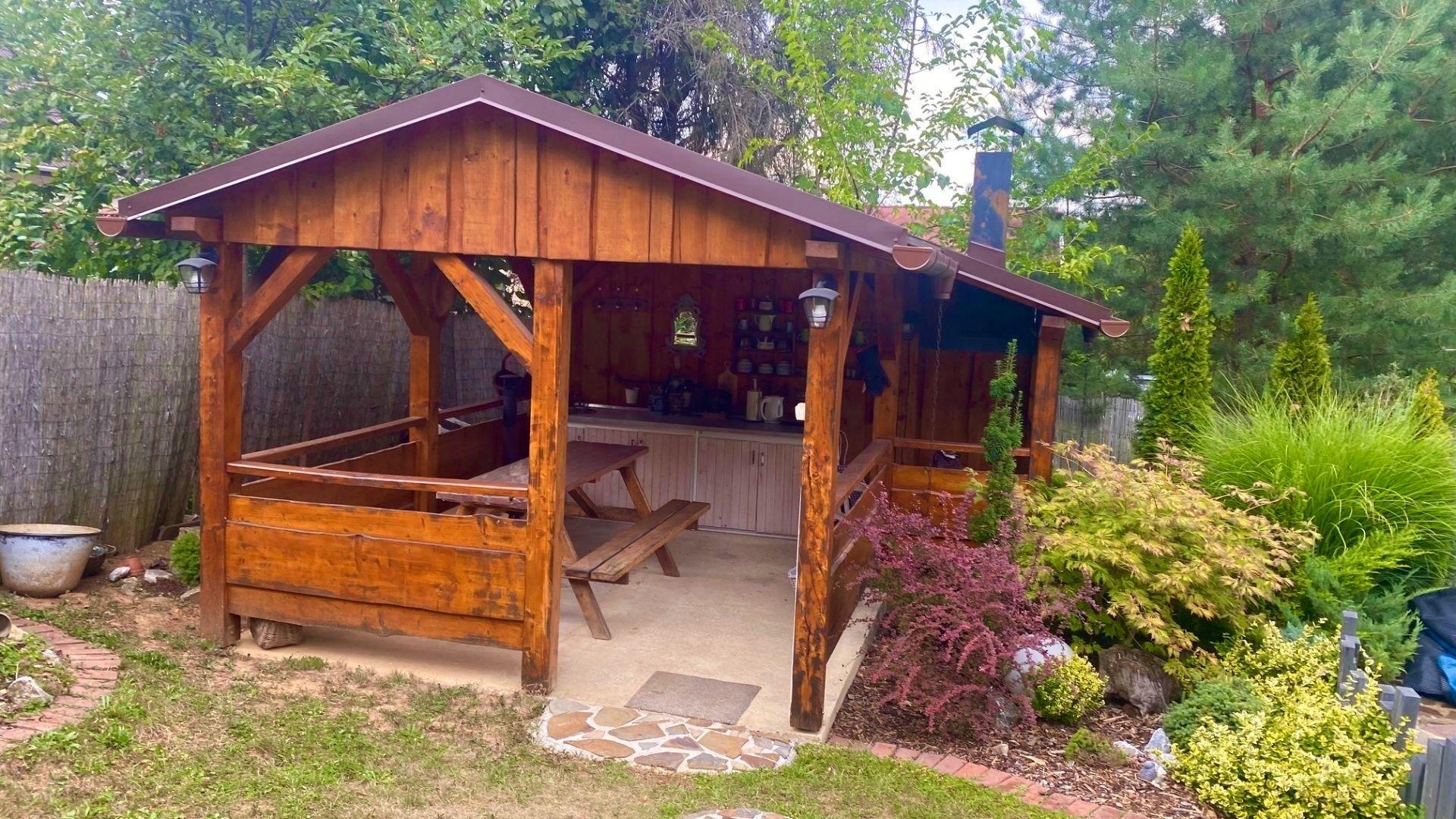 MAĎARSKO - LUXUSNÁ CHATA S LETNOU KUCHYŇOU A BAZÉNOM.