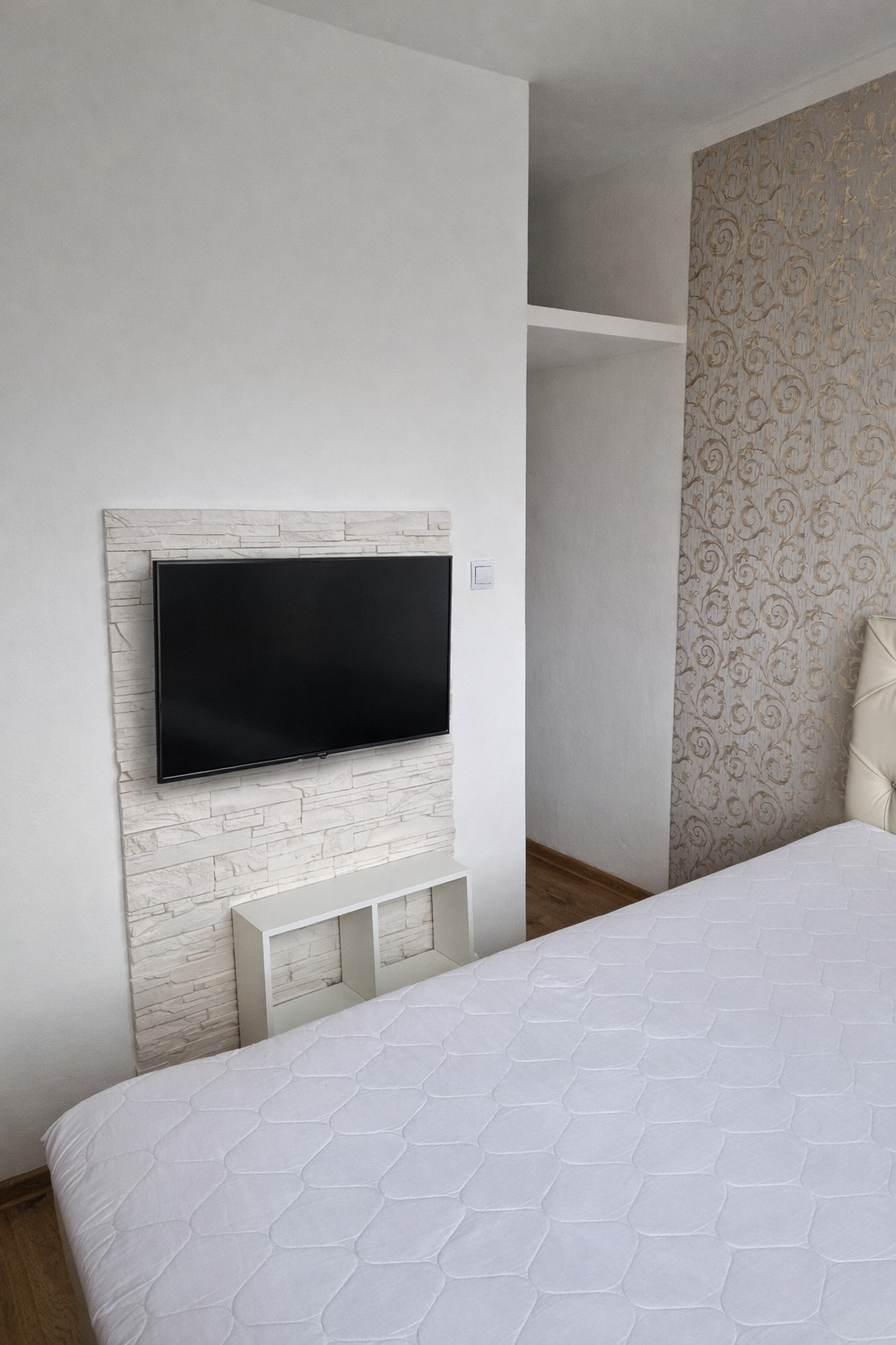 NAD JAZEROM - AZOVSKÁ 1,5 IZBOVÝ BYT 41 M2, ZARIADENÝ KOMPLET.