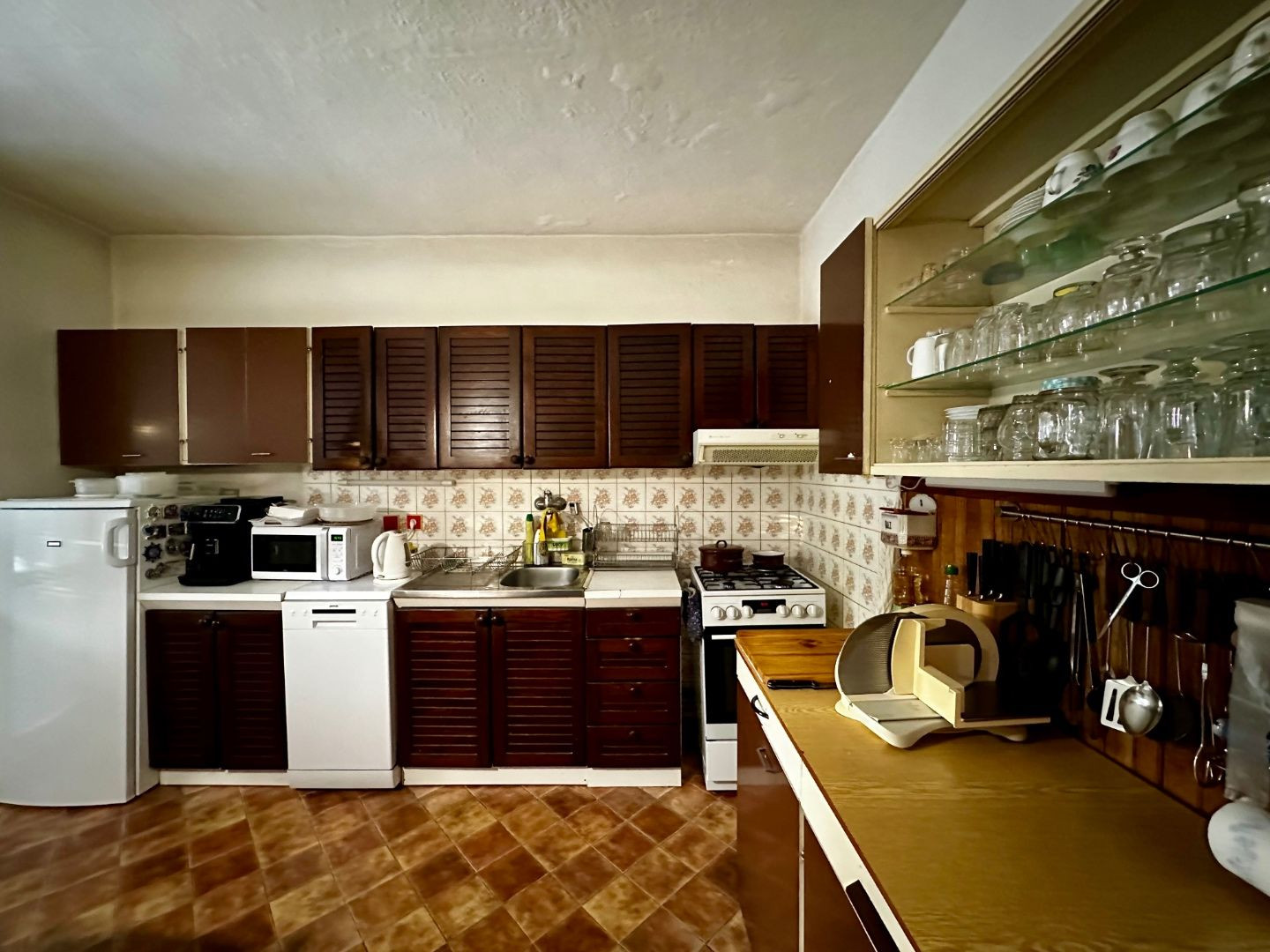 NOVÁ CENA! KOŠICE - KRÁSNA - VÝBORNÁ LOKALITA - DVOJGENERAČNÝ RD + GAZDOVSKÝ RD, POZEMOK 1.005 M2.