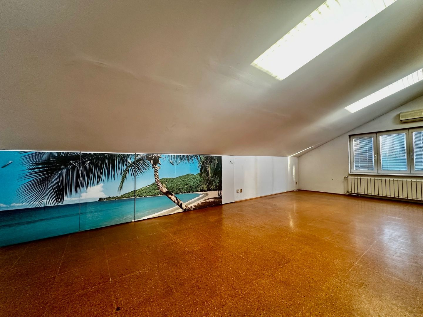 NOVÁ CENA! KOŠICE - KRÁSNA - VÝBORNÁ LOKALITA - DVOJGENERAČNÝ RD + GAZDOVSKÝ RD, POZEMOK 1.005 M2.