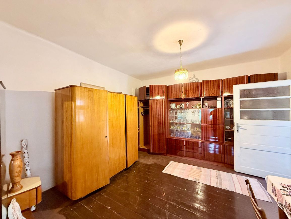 BUKOVEC - 4 IZBOVÝ RD V DOBROM STAVE POZEMOK 1.104 M2