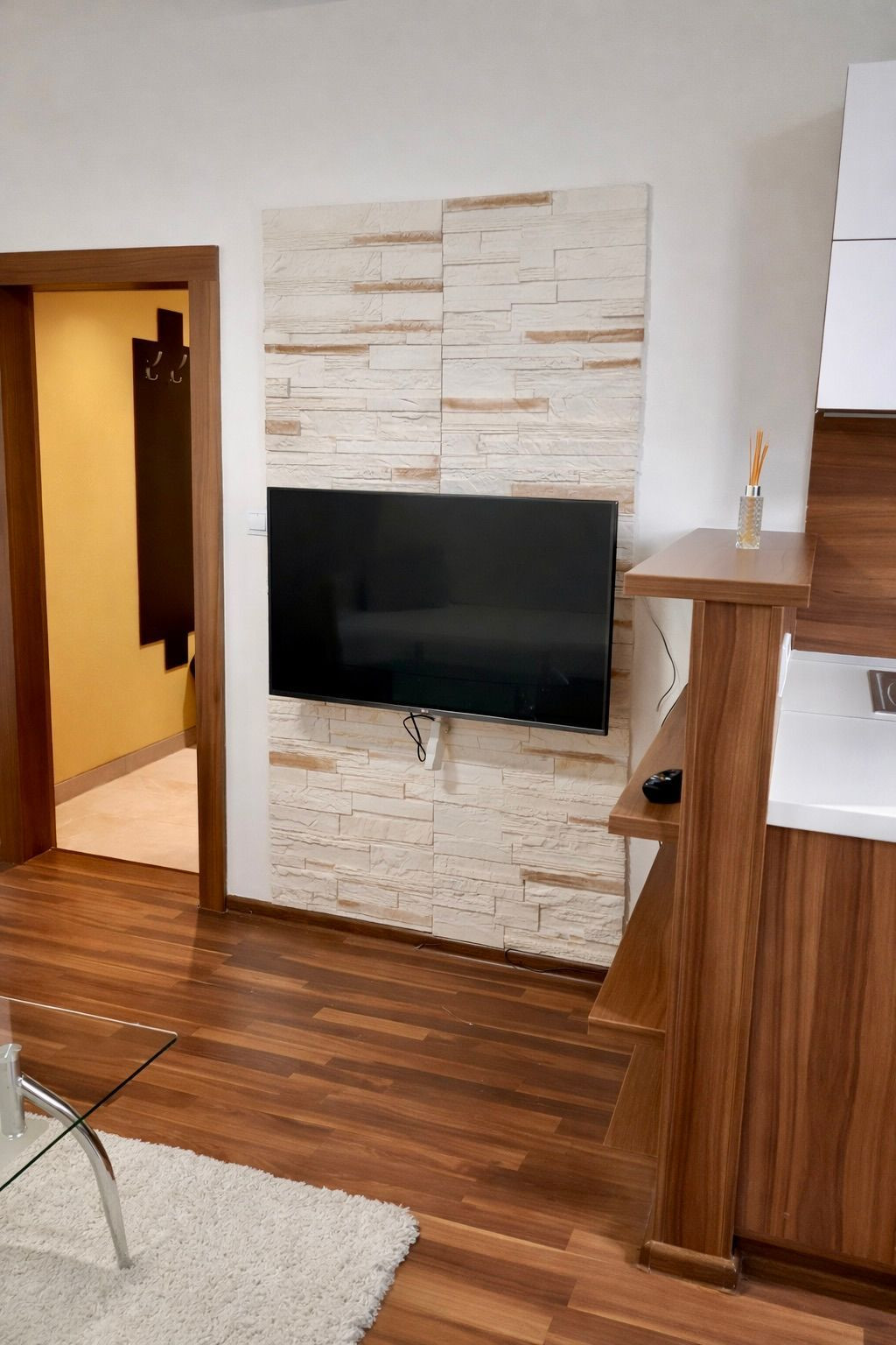 REZERVOVANÉ - NAD JAZEROM - AZOVSKÁ 1,5 IZBOVÝ BYT 41 M2, ZARIADENÝ KOMPLET.