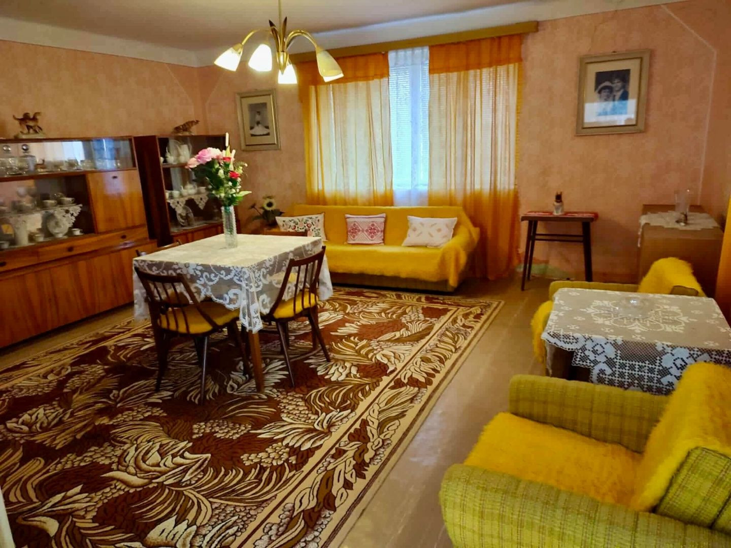 ČERNOCHOV - 3 IZBOVÝ RD V DOBROM STAVE, LETNÁ KUCHYŇA, 2007 M2 POZEMOK.