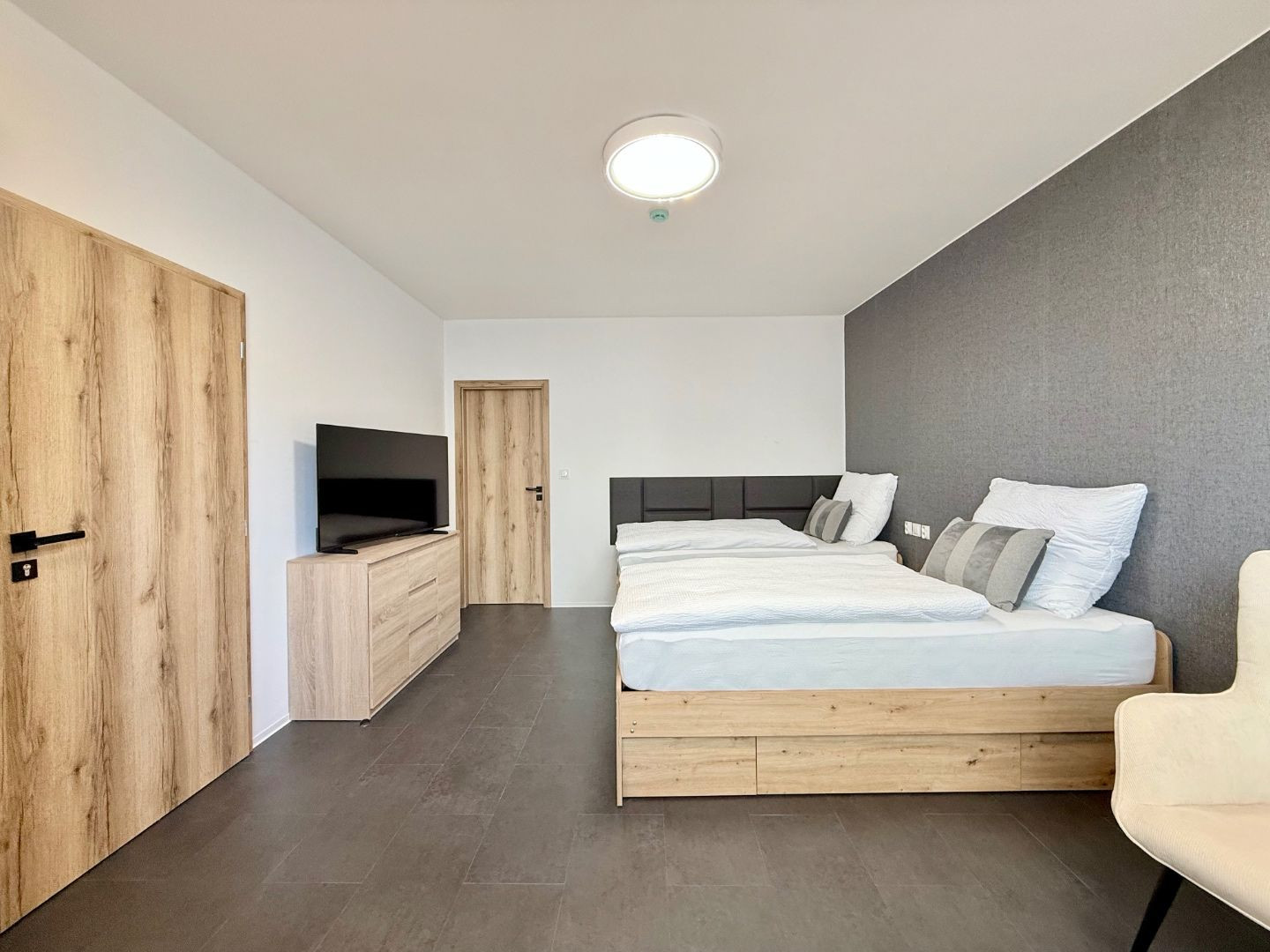 CENTRUM MESTA - VRÁTNA - 1 IZBOVÝ MODERNÝ ZARIADENÝ BYT.