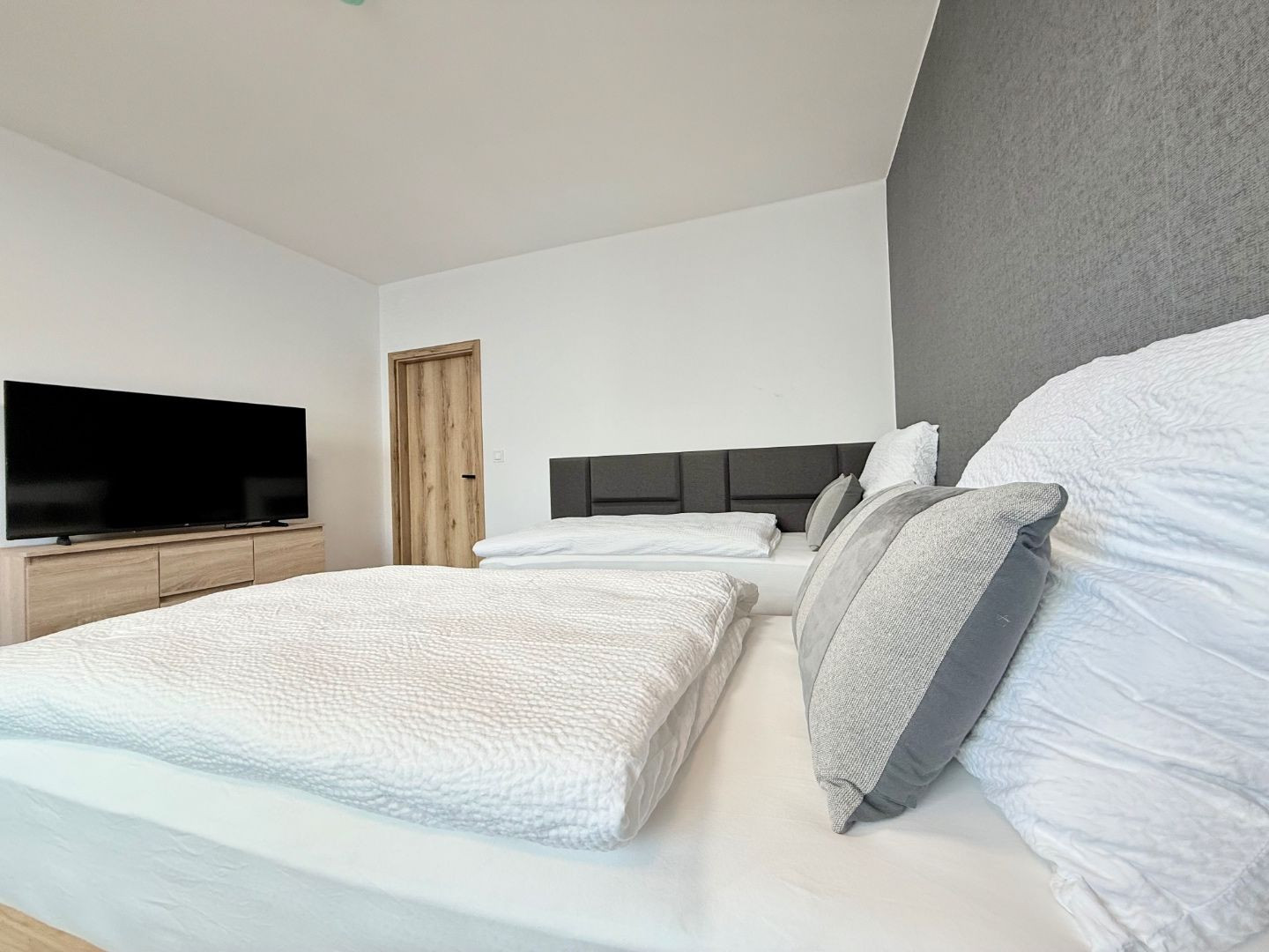 CENTRUM MESTA - VRÁTNA - 1 IZBOVÝ MODERNÝ ZARIADENÝ BYT.