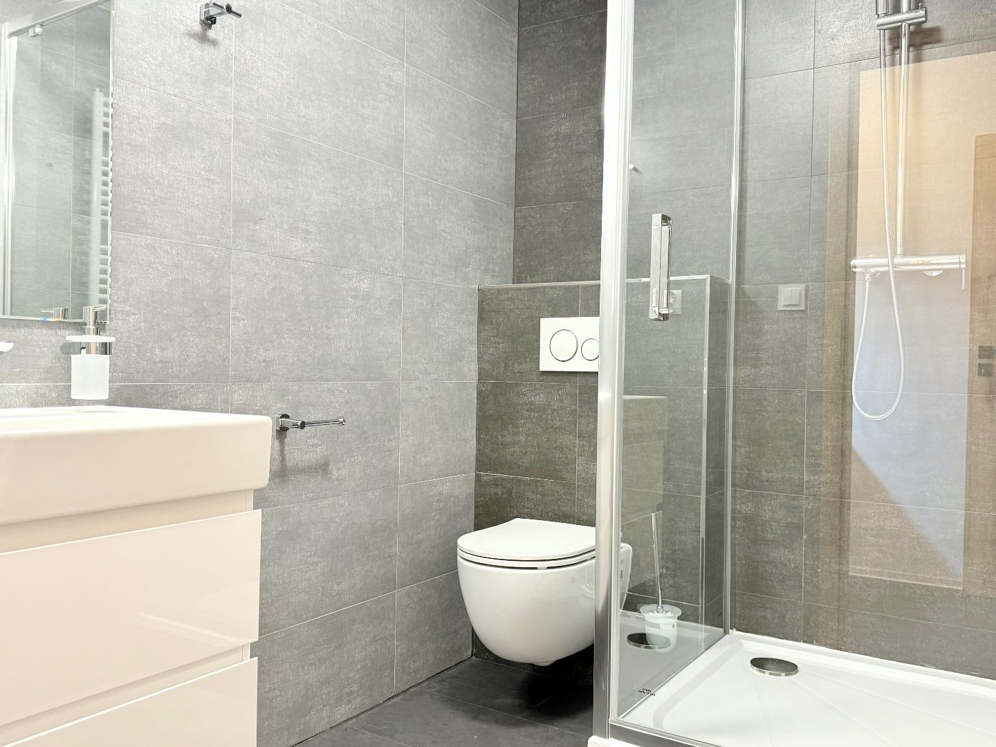 CENTRUM MESTA - VRÁTNA - 1 IZBOVÝ MODERNÝ ZARIADENÝ BYT.