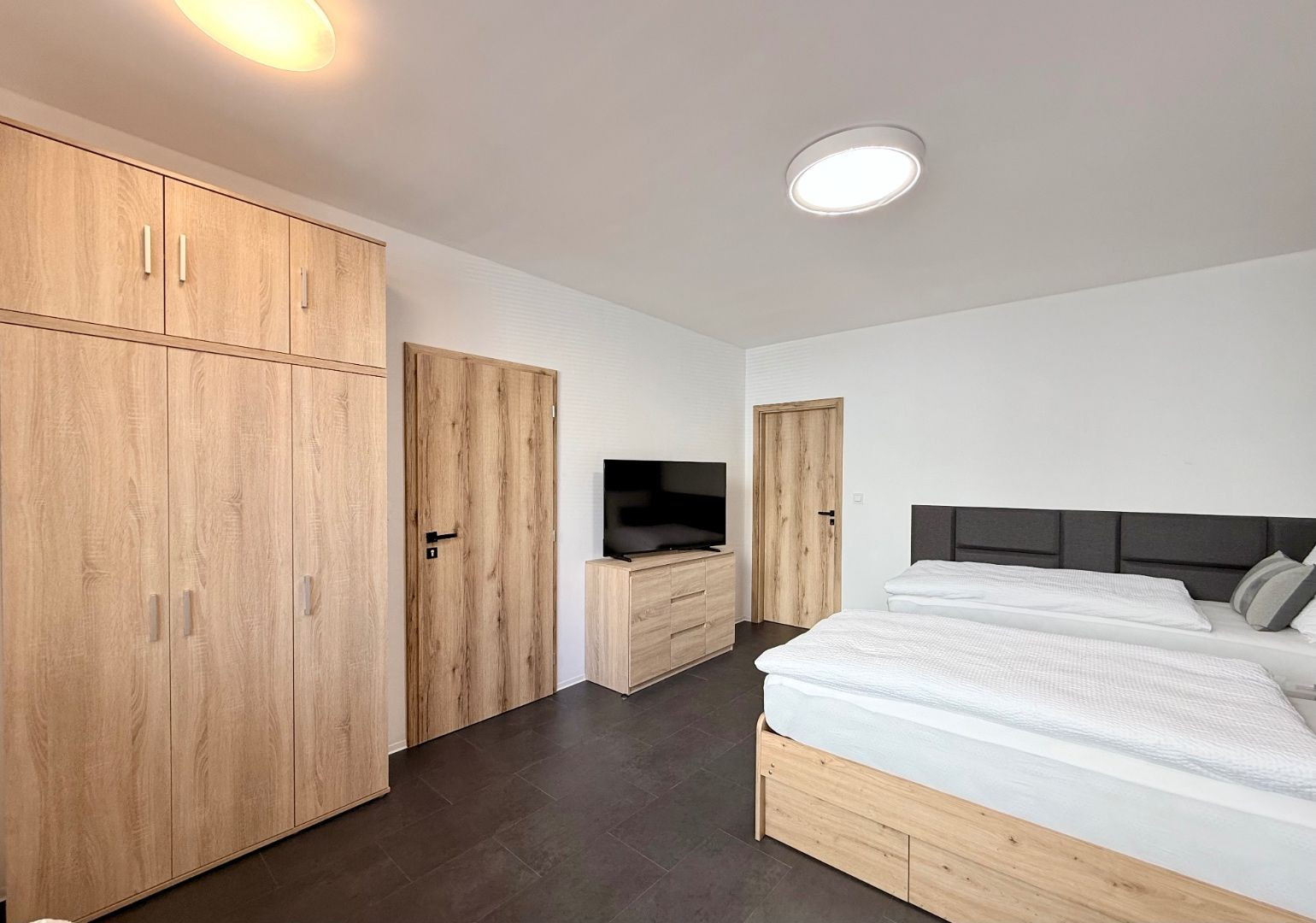 CENTRUM MESTA - VRÁTNA - 1 IZBOVÝ MODERNÝ ZARIADENÝ BYT.