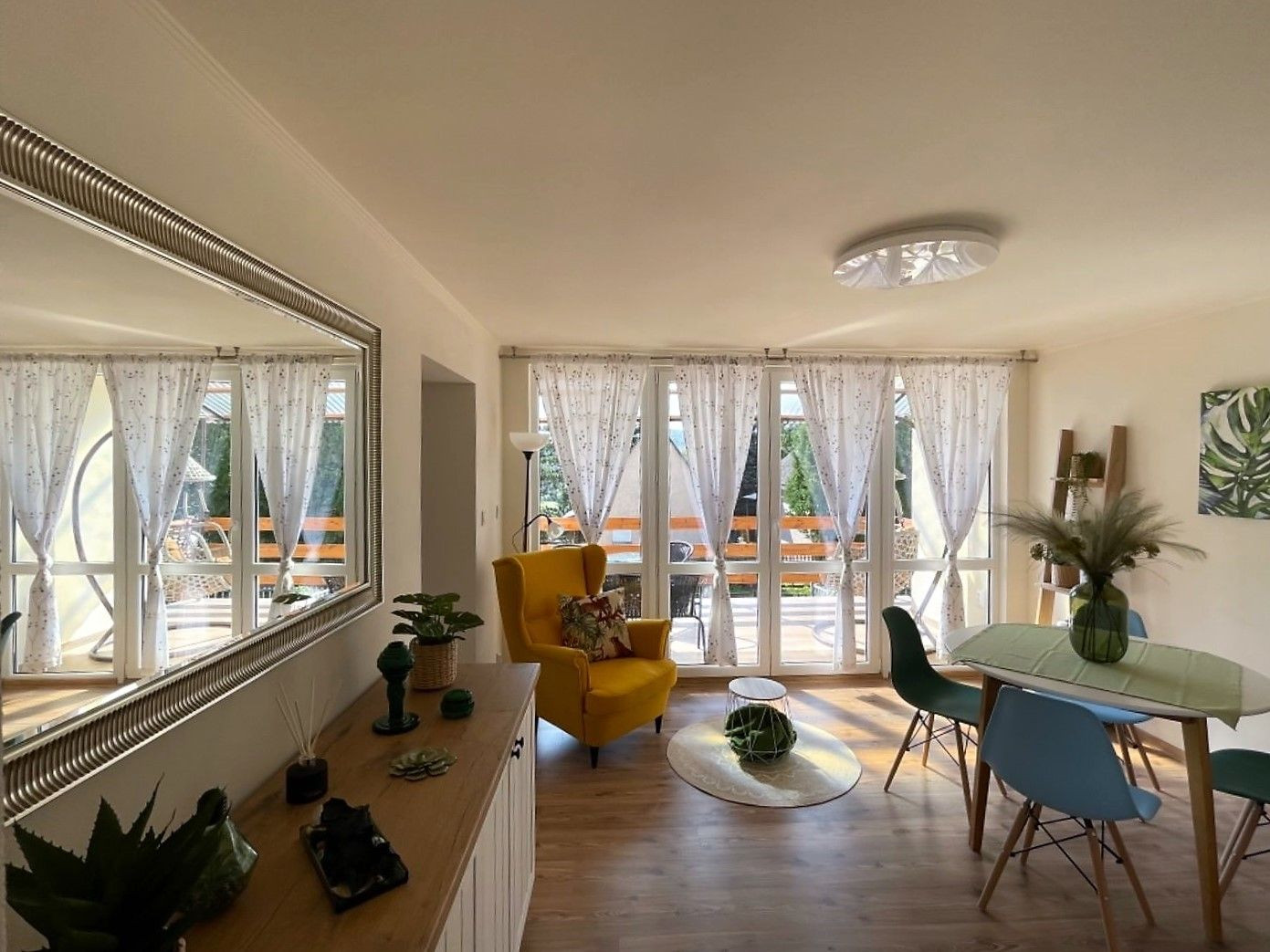 MAĎARSKO - JAZERO RAKACA - SUPER 3 IZBOVÁ CHATA PRI JAZERE S TERASOU.