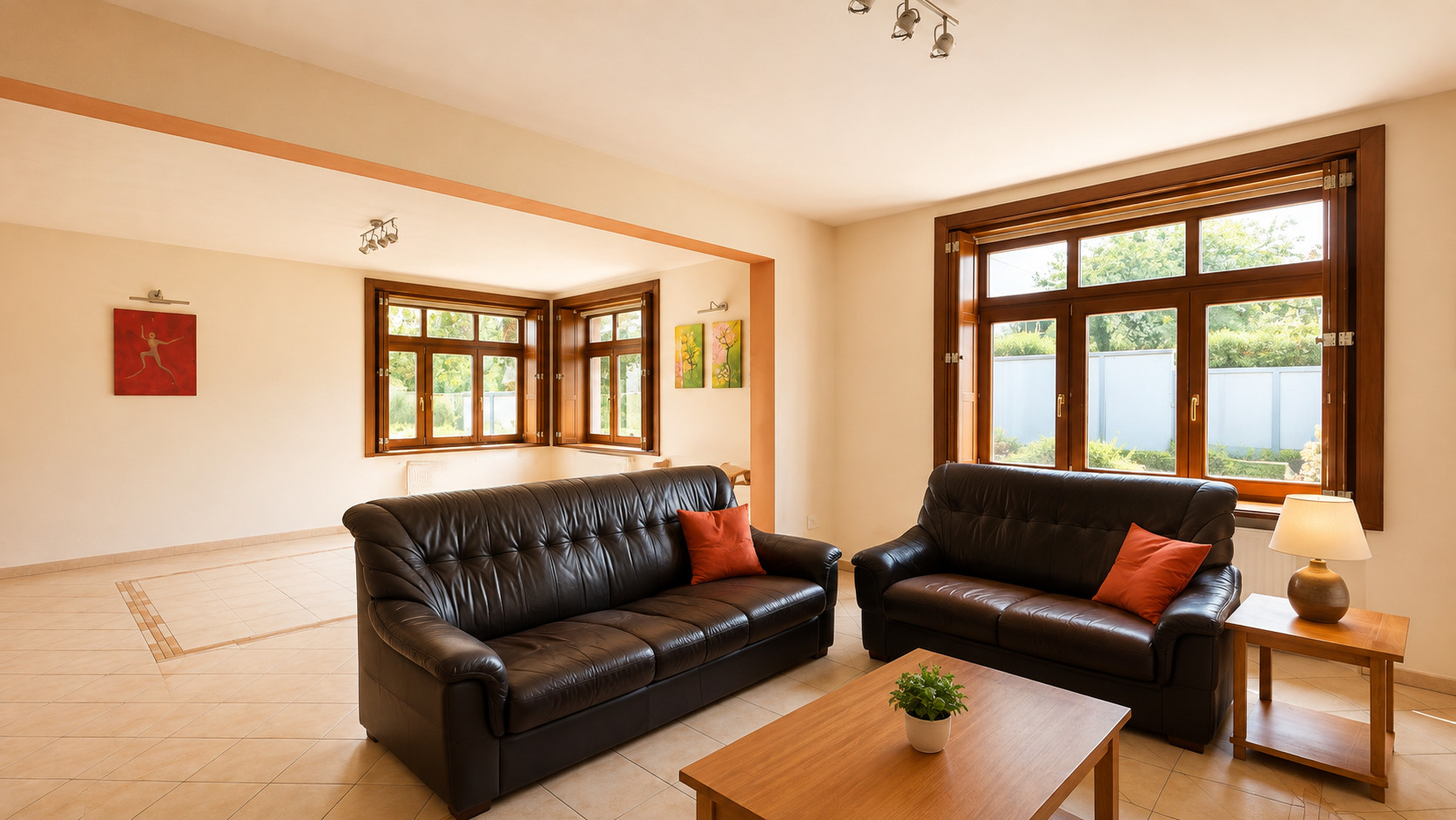 JUH - VÝBORNÁ LOKALITA - SKLADNÁ POSCHODOVÝ RODINNÝ DOM 300 M2