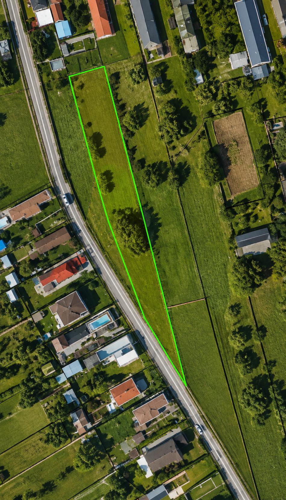 SEČOVCE - ROVINATÝ STAVEBNÝ POZEMOK 1417 PRIAMO V OBCI IS PRI POZEMKU.