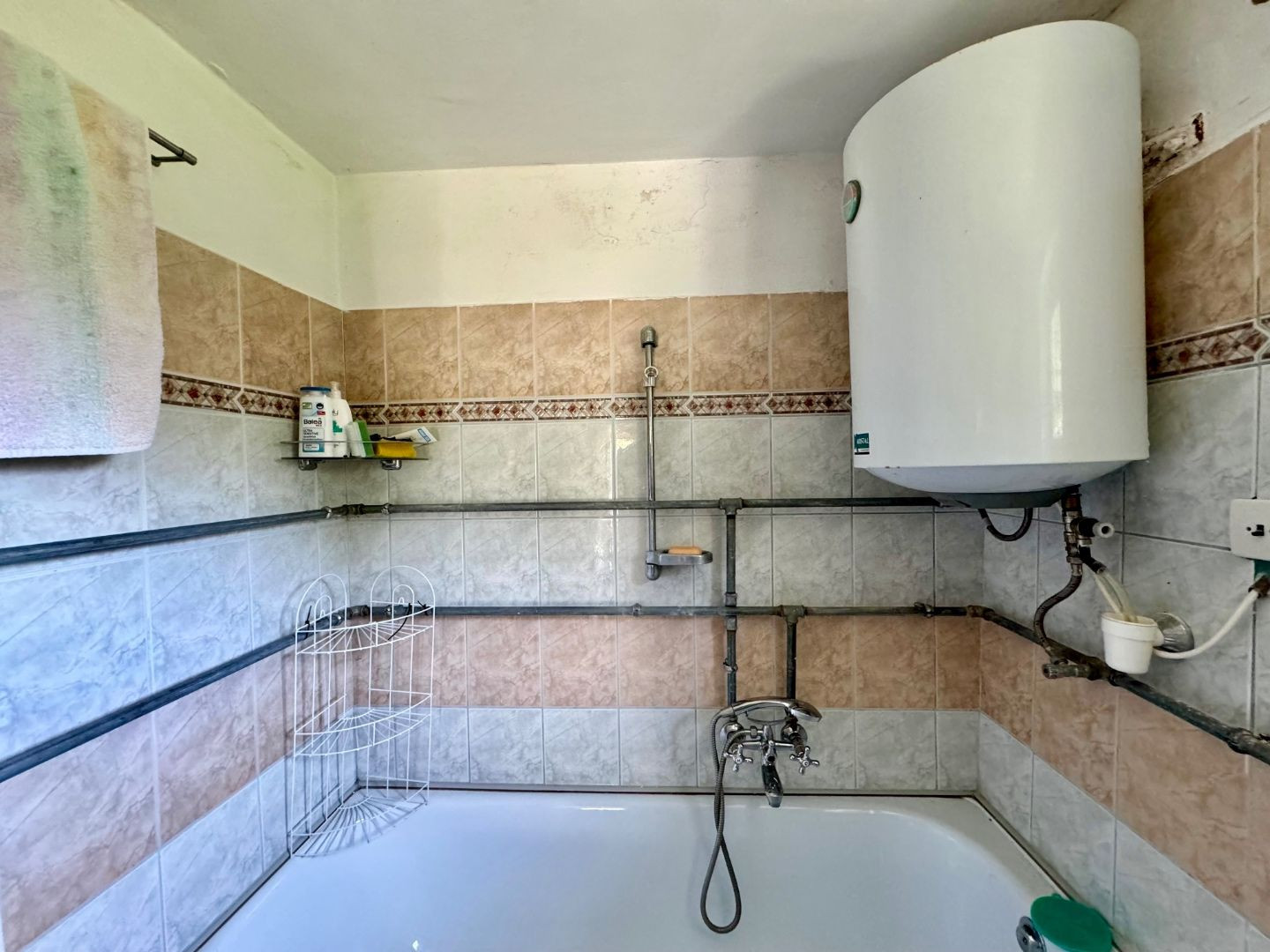 MAĎARSKO - TERESZTENYE  2 IZBOVÝ  RODINNÝ DOM S LETNOU KUCHYŇOU NA POZEMKU 2552 M2