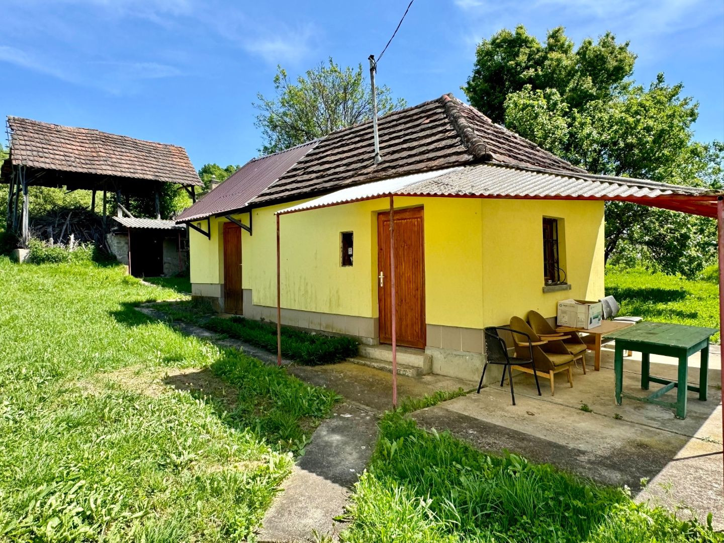 MAĎARSKO - TERESZTENYE  2 IZBOVÝ  RODINNÝ DOM S LETNOU KUCHYŇOU NA POZEMKU 2552 M2