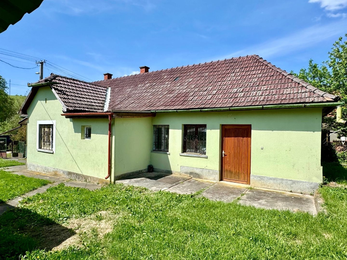 MAĎARSKO - TERESZTENYE  2 IZBOVÝ  RODINNÝ DOM S LETNOU KUCHYŇOU NA POZEMKU 2552 M2