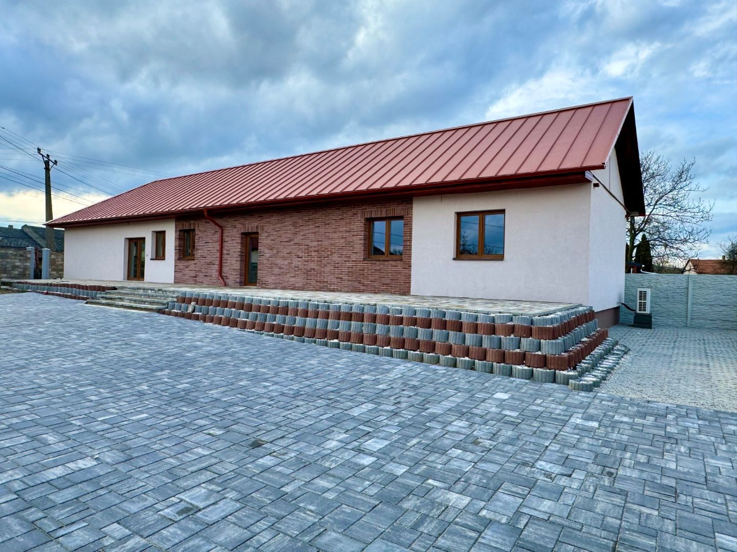MAĎARSKO - HIDASNÉMETI - NOVOSTAVBA 4 IZBOVÝ RD 161 M2, TERASA 105 M2, PIVNICA, POZEMOK 1039 M2.
