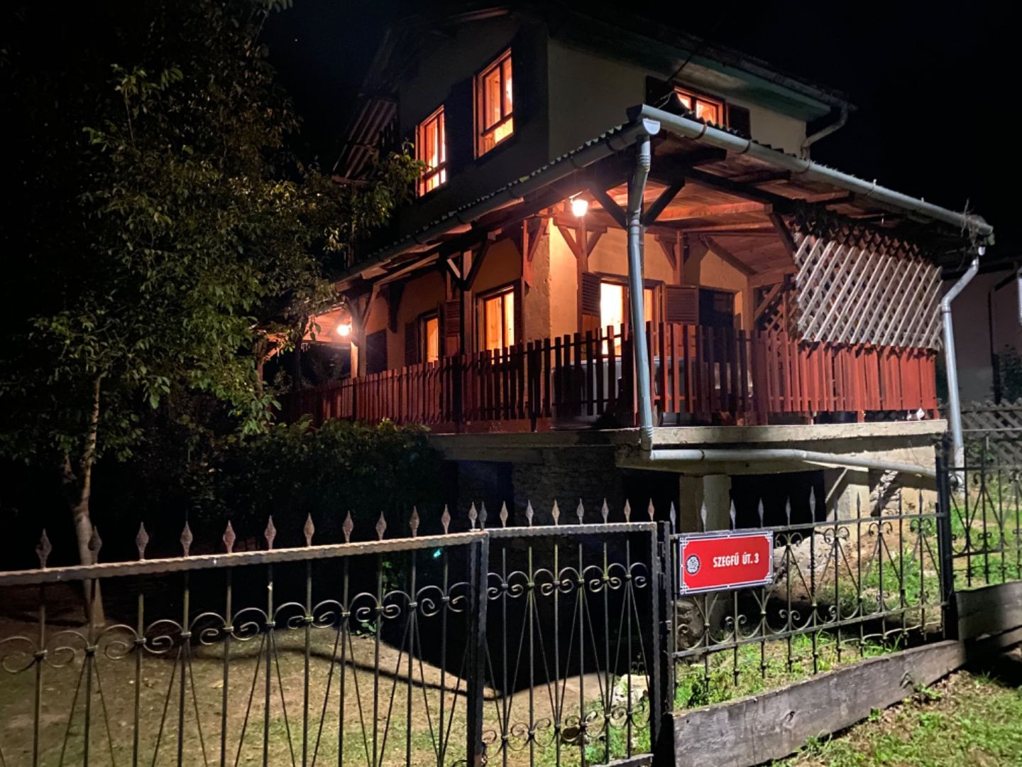 SZALONNA KOMPLETNE ZARIADENÁ 4 IZBOVÁ CHATA PRI JAZERE RAKACA.