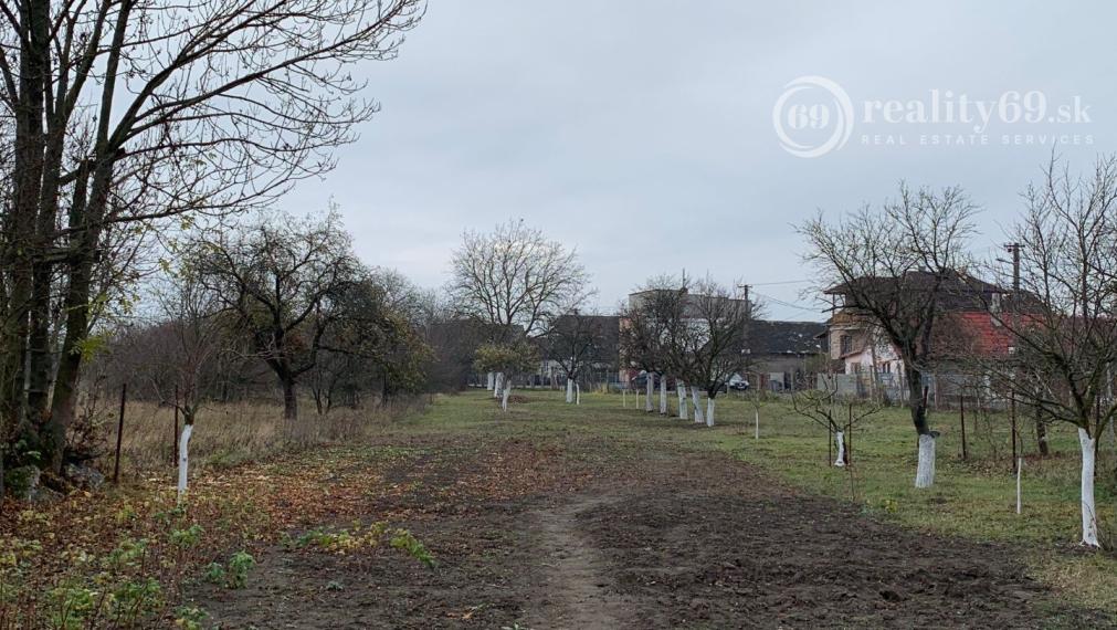 SEČOVCE - ROVINATÝ STAVEBNÝ POZEMOK 1417 PRIAMO V OBCI IS PRI POZEMKU.