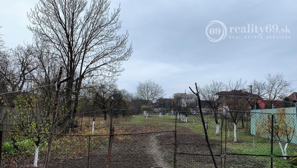 SEČOVCE - ROVINATÝ STAVEBNÝ POZEMOK 1417 PRIAMO V OBCI IS PRI POZEMKU.