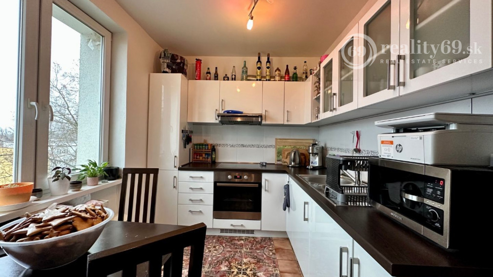 SEVER - VODÁRENSKÁ PEKNÝ TEHLOVÝ BYT PO REKONŠTRUKCII 55 M2 S BALKÓNOM.